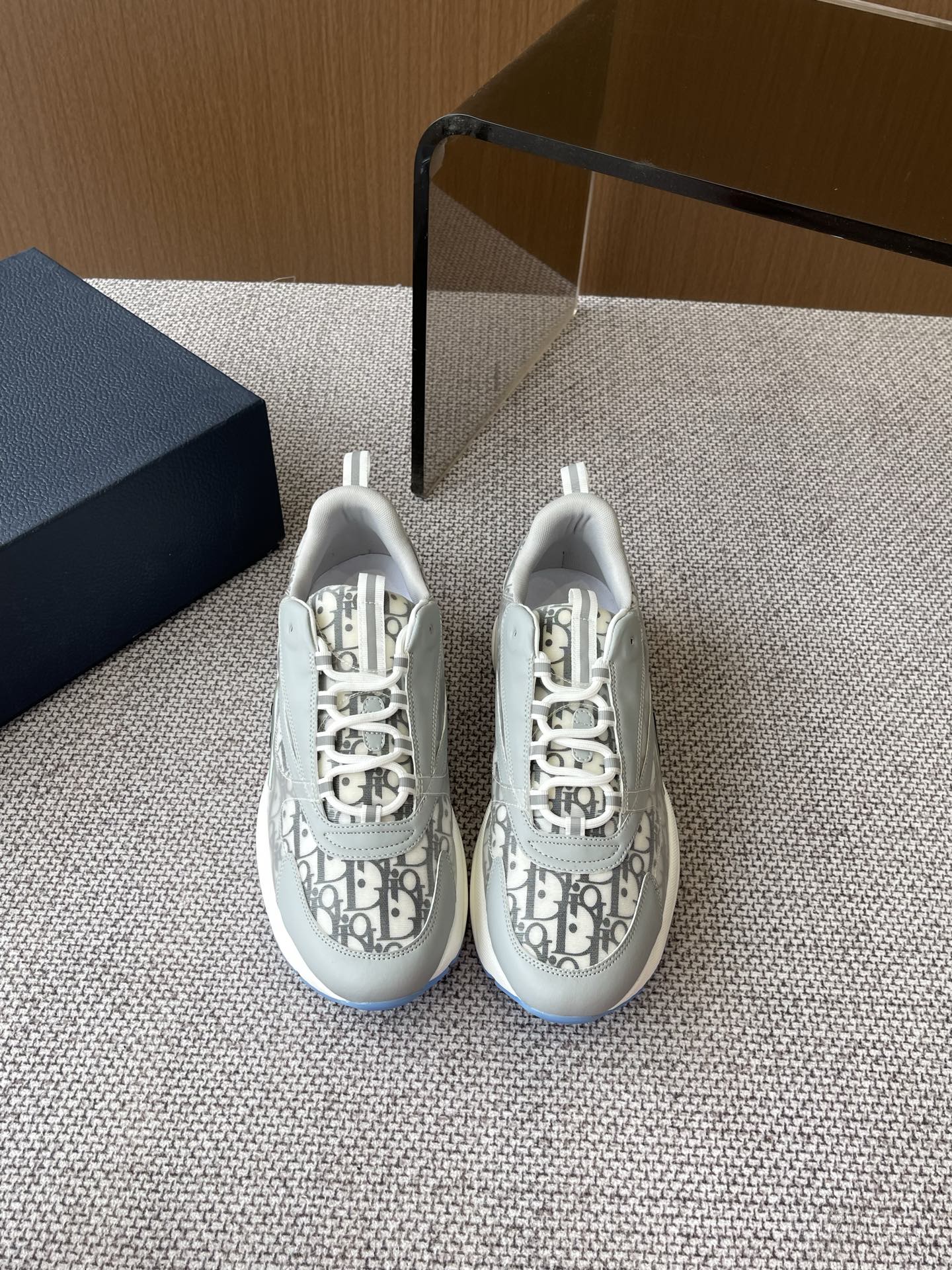 NO:257941,Dior B22 series sneakers, dad shoes, this B22 sneaker has become a unique classic new product for Dior. It is stylish and sporty. It is carefully crafted with mesh fabric. Technology fabrics are made with reflective logos to enhance the style and highlight the individual aesthetic style. The tongue and back are decorated with silver Dior logo. The lightweight textured rubber sole highlights rich classic details and elastic interior creates a comfortable wearing experience. It can be matched with various casual items to create a delicate shape. Fabric cowhide/technical fabric inner original custom breathable mesh original opening combination size 35-47 (46 47 customized), casual shoes/sports shoes, dior, dior, sneakers, cowhide19860909Dior 迪奥 B22系列 运动鞋 老爹鞋 这款 B22 运动鞋已成为 Dior 别具一格的经典新品 时尚而富有运动风范 采用网眼织物精心制作 科技面料,以反光 标志提升格调,彰显个性审美风格.鞋舌和后侧饰以银色调 Dior 标志.轻盈的纹理橡胶鞋底突显丰富的经典细节,弹性内部打造舒适的穿着体验.可与各式休闲单品搭配,打造精致造型 面料牛皮/科技面料内里原版定制透气网原版开模组合大底码数35-47（46 47定做）,休闲鞋/运动鞋,dior,dior,sneakers,cowhide,Women's Shoes