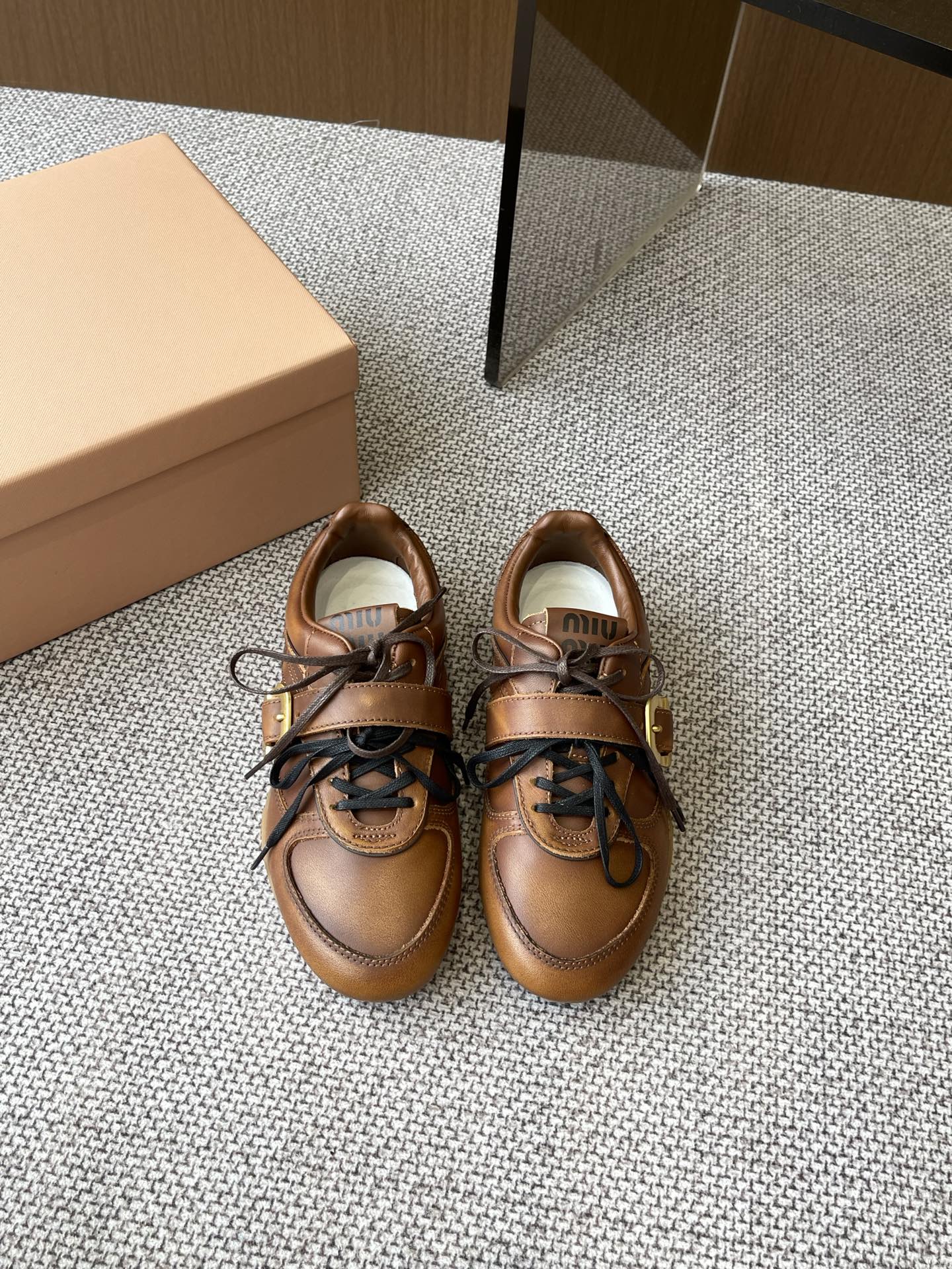 NO:257937,MiuMiu 25ss early spring show new style retro casual moral training shoes sports shoes original top replica counters simultaneously release new spring and summer show new style fashionable and versatile, salty and sweet, not grinding at all. Whether worn barefoot or socks, it is super age-reducing. Super invincible and versatile. Upper Custom imported cowhide, inner foot pad sheepskin, socks original rubber outsole size 35-39 (40 customized), casual shoes/sports shoes, miumiu, sneakers, cowhide, sheepskin, socks19860909MiuMiu 缪缪 25ss早春走秀新款 复古休闲德训鞋 运动鞋 原版顶级复刻专柜同步发售春夏走秀新款时髦百搭 即可咸又可甜 一点也不磨脚 无论光脚穿还是搭配袜子穿都超级减龄 超级无敌百搭 鞋面 定制进口牛皮 内里垫脚羊皮 鞋底原版橡胶大底 码数35-39（40 定做）,休闲鞋/运动鞋,miumiu,sneakers,cowhide,sheepskin,socks,Women's Shoes