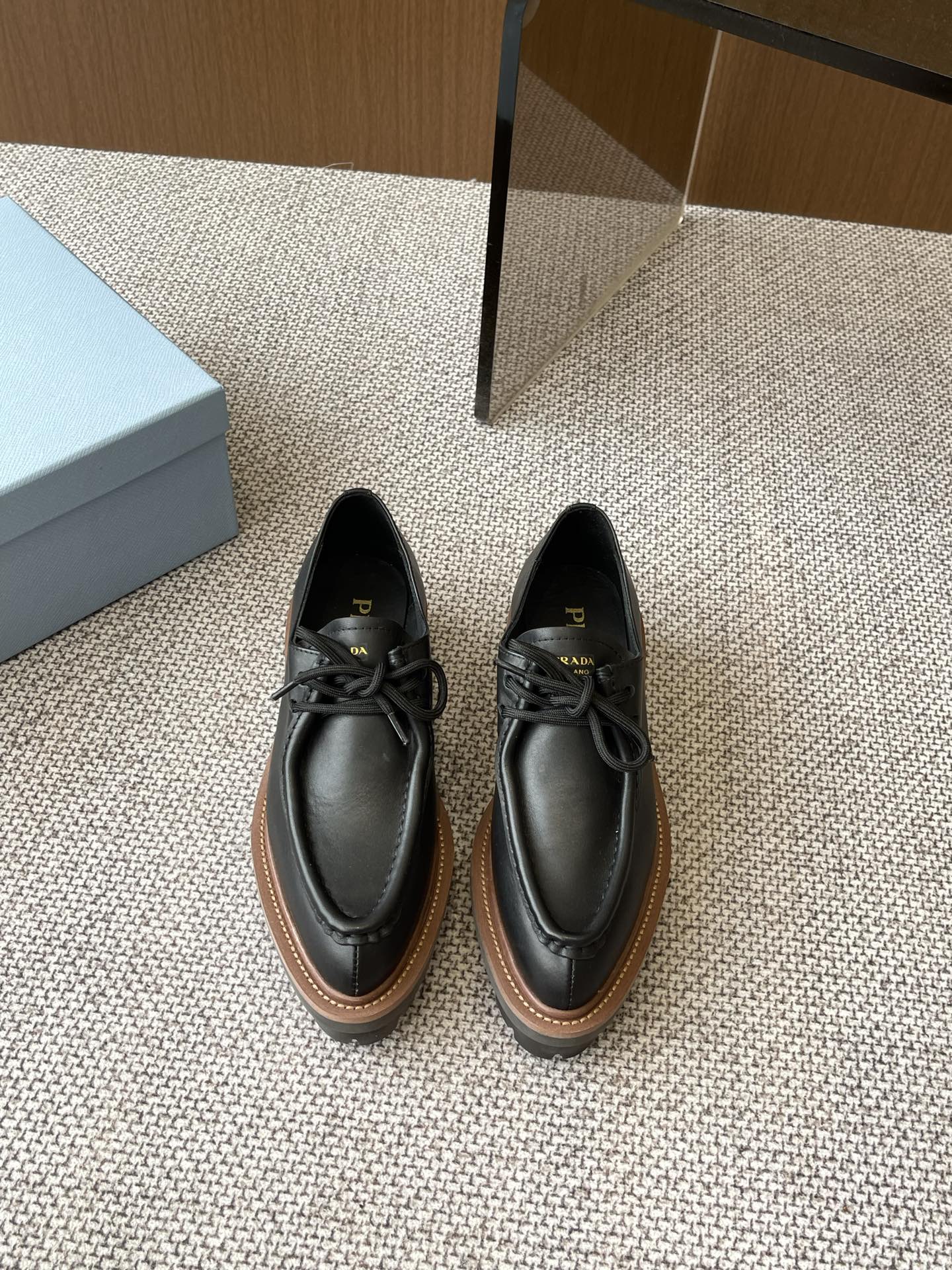 NO:258091,Prada 25ss catwalk retro British retro pointed loafers early spring catwalk retro fashionable and casual and versatile fashionable and casual and unique taste everyone loves and easily controls it. It will explode every year. It is enough to conquer you. Casual and fashionable. Simple and handsome. Fabric imported wax calfskin inner sheepskin original mold opening size 35-40 (customized for 40), leather shoes, prada, prada, loafers, cowhide, sheepskin19860909Prada普拉达 25ss走秀款复古英伦复古尖头乐福鞋 早春走秀款 复古感时髦满满随意百搭时尚休闲独到味道 人人都爱也轻松驾驭 每年都会爆.足以征服你 休闲时髦 上脚简单帅气 面料进口蜡感小牛皮 内里羊皮 鞋底原版开模 码数35-40（40定做）,皮鞋,prada,prada,loafers,cowhide,sheepskin,Women's Shoes