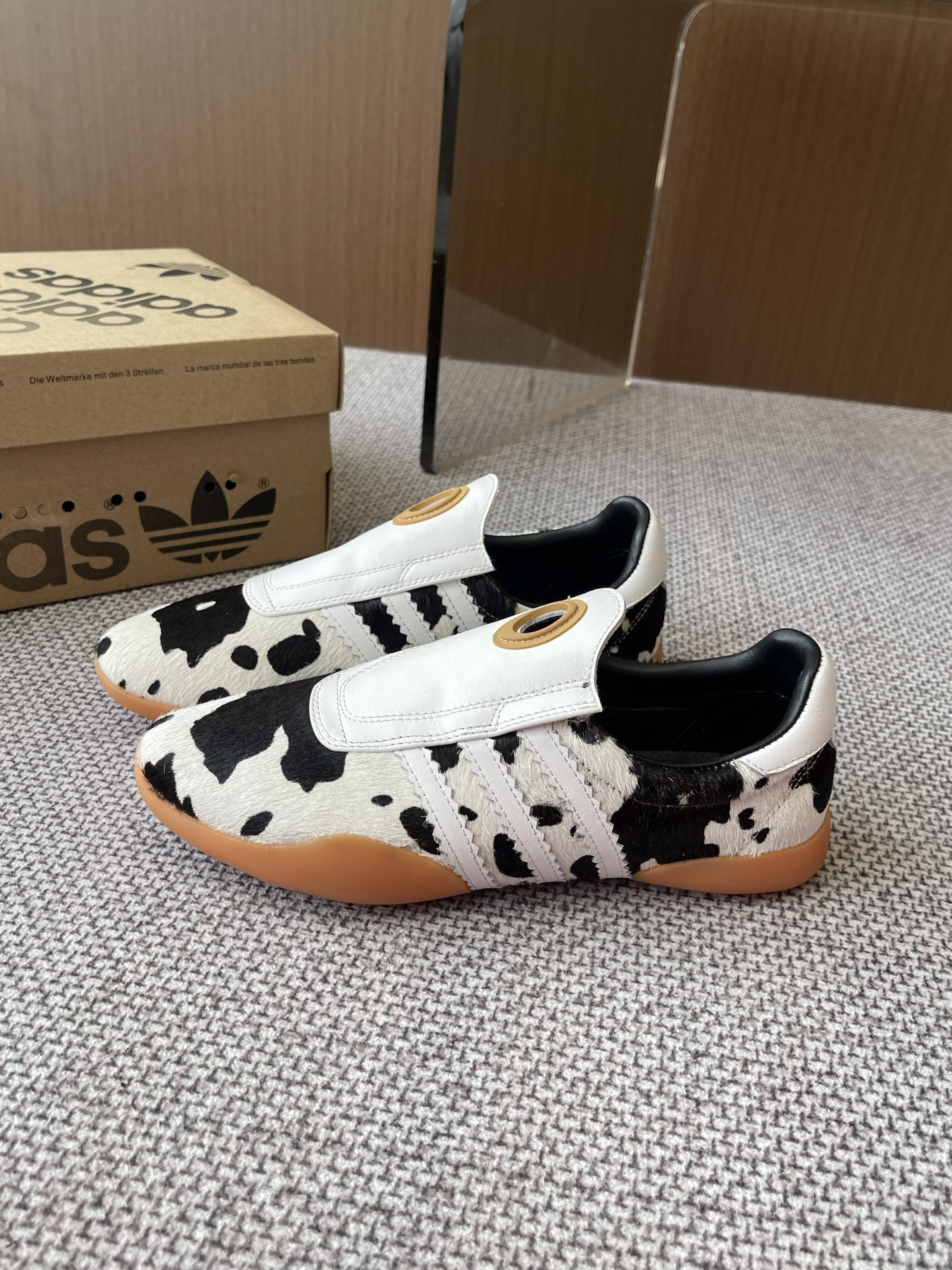 Adidas 25s: Professional and Fashionable Shoes for Spring and Summer - 图片 1