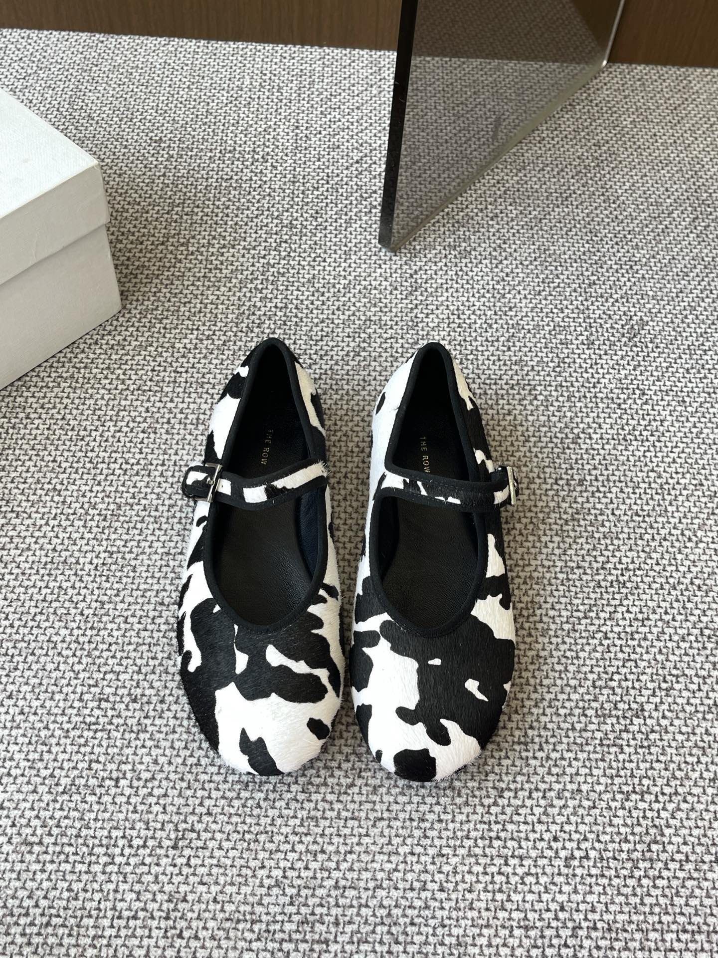 NO:258087,The Row trendy brand 25ss Spring and Summer Latest Horse Hair Flat Mary Jane Ballet Shoes A very low-key and very high-end brand that never needs to use exaggerated logos to show off itself. Only the simplest lines and the most advanced materials to tell everyone's uniqueness. There is always a magic that gives women independence and confidence temperament. This row Today, this Mary Jane is closed directly and it is very soft. The soles are very comfortable and easy to wear. This single shoe is versatile all year round. It looks very beautiful with socks in autumn and winter. Full of girlishness. You can wear fat and thin feet without picking on your feet. Fabric, cow pattern, horse hair, inner, imported sheepskin, size 35-41 (customized for 40 41), ballet shoes, mary jane, sheepskin, socks19860909The Row潮牌 25ss春夏最新 马毛平底 玛丽珍芭蕾单鞋  一个极其低调且又非常高级的品牌 从来不需要用浮夸的logo来彰显自己 只有最简约的线条和最高级的材质 来告诉大家独特之处 永远都有种赋予女性独立而自信气质的魔力这就是the row 今天这款玛丽珍直接闭眼入它鞋底非常柔软,包子鞋特别舒适好穿 这种单鞋一年四季都百搭 秋冬搭配袜子都很好看 少女感满满 胖瘦脚型都可以穿不挑脚 面料 奶牛纹马毛 内里 进口羊皮 码数35-41（40 41定做）,芭蕾舞鞋,mary jane,sheepskin,socks,Women's Shoes