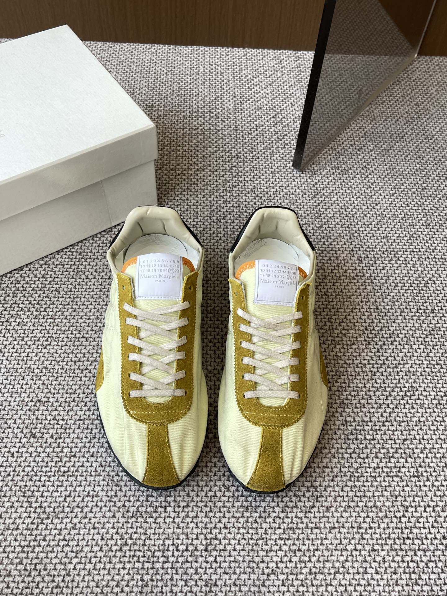 NO:257945,Maison Margiela 25ss Spring and Summer New MM6 Sprinters Sneakers New Sprinters Sneakers Silhouettes are made of old-fashioned nylon and retro-treated suede Inspired by retro running shoes Through craftsmanship, stitching, splicing and other techniques, give the item a new life and beauty with a classic digital logo. Paired with anti-slip nail sole. The shoe tail is decorated with an iconic white stitching logo. Full of craftsmanship. Size 35-40 (customized for 40), casual shoes/sports, masion margiela, masion margiela, sneakers, chamois leather19860909Maison Margiela 25ss春夏新款 MM6马吉拉 Sprinters运动鞋 新款Sprinters运动鞋轮廓采用做旧感尼龙与复古处理麂皮制成 灵感来源于复古跑鞋 通过做旧、缝线、拼接等工艺 赋予单品新的生命和美感舌头饰有经典的数字标志 搭配有防滑的钉状鞋底 鞋尾饰有标志性的白色缝线logo 充满工艺感  码数35-40（40定做）,休闲鞋/运动鞋,masion margiela,masion margiela,sneakers,chamois leather,Women's Shoes