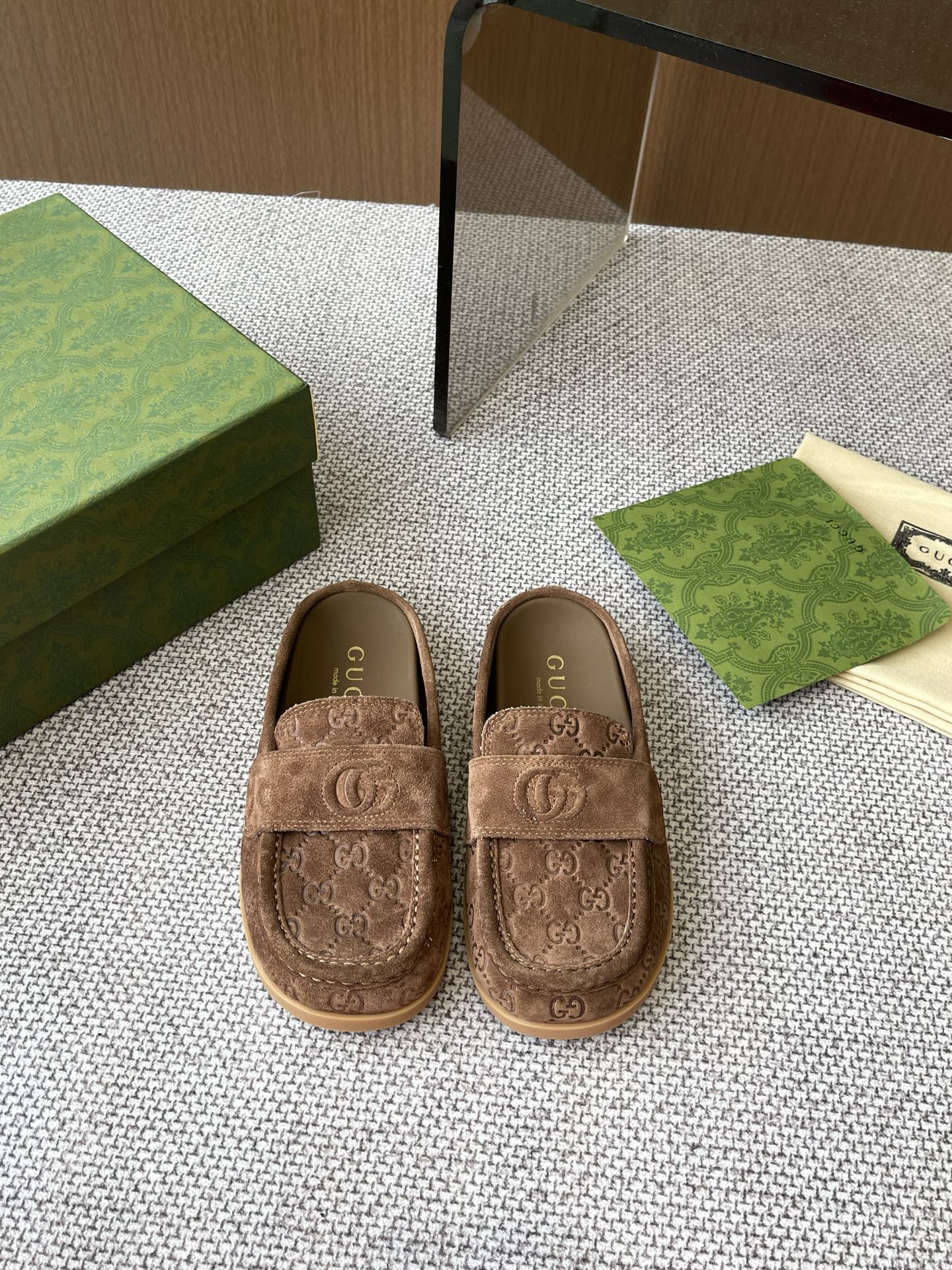 NO:258083,GUCCI new thick-soled interlocking embroidered large G horizontal belt mules, Berken semi-travel official website synchronization, original one-to-one replica, highest version, new series focuses on basic corridor shape and classic details, this shoe is made of G G suede material with unique recognition, classic interlocking large G elements and mini GG add brand identity connotation, fabric, imported G G embossed serpent leather, inner water dyed silk sheepskin original mold GG letter rubber sole   2 cm water table size 35-42 (40 41 42 customized) Full set of Encore red original packaging, semi-travel, gucci, sheepskin19860909GUCCI 新品厚底互扣式刺绣大G横带穆勒鞋 勃肯半拖官网同步 原版一比一复刻 最高版本 全新系列聚焦基础廊形与经典细节 这款便鞋选用品牌独具辨识度的G G绒面材质匠心制作 经典互扣式大G元素与迷你GG更添品牌标识内涵 面料 进口G G压花绒面鹿皮 内里 水染丝绸羊皮里原版模具GG字母橡胶底  2厘米水台码数35-42（40 41 42 定做） 全套安可拉红色原版包装,半拖,gucci,sheepskin,Women's Shoes