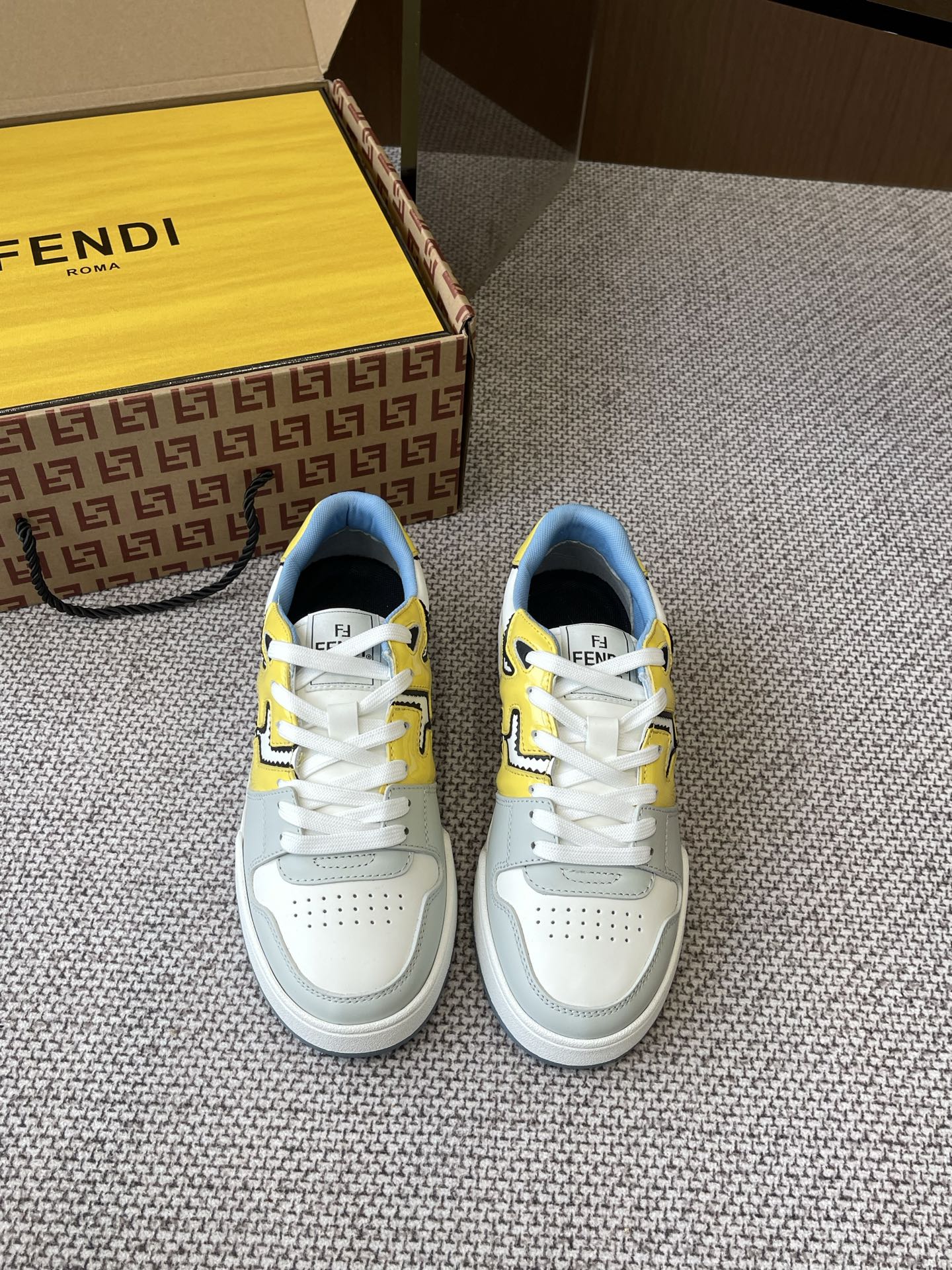 NO:257928,Latest version Leather Fendi 25 new colors Board shoes casual sneakers Couple style FD match Upgraded new model Full leather splicing FF retro design Super good looking and versatile upper cowhide surface splicing combination The side raised double F logo inner lining is breathable, lightweight, comfortable and versatile Original TPu outsole Size 35-44, casual shoes/sports shoes, fendi, fendi, sneakers, cowhide19860909最新版面 皮面 Fendi芬迪 25新色 板鞋休闲运动鞋 情侣款 FD match 升级新款 全皮面拼接 新鲜血液注入加FF复古的设计 超好看百搭 鞋面牛皮面拼接组合 侧面凸起的双F logo内里采用透气布里 轻便 舒适百搭 原版TPu大底 码数35-44,休闲鞋/运动鞋,fendi,fendi,sneakers,cowhide,Women's Shoes