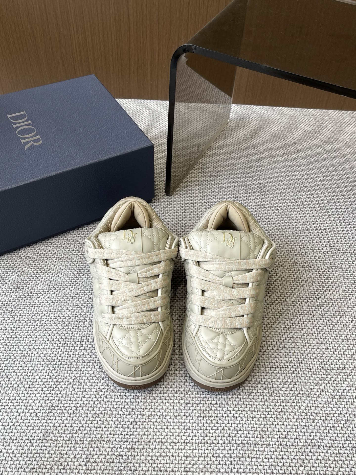 NO:257934,DIOR Men's B9S Bread Shoes B9S Skateboard Sneakers are inspired by skateboard elements and branded haute couture style. Made with Cannage Kumo rattan pattern satin, this classic theme brings quilting style. It is equipped with a padded tongue and a tech canvas support socks for optimal comfort. The Dior logo embosses the heel and tongue, while the front is decorated with Cannage rattan pattern rubber inserts. The rubber sole of this skateboard is engraved with a gradient Dior Oblique theme to add a touch of any look. Size 39-45, casual shoes/sneakers, dior, dior, sneakers19860909DIOR迪奥 男装板鞋B9S 面包鞋  B9S 滑板运动鞋的灵感源自滑板元素和品牌的高级时装风格. 以Cannage Kumo 藤格纹图案缎制成,为此经典主题图案带来绗缝风格. 配以软垫鞋舌和科技帆布承托袜套,提供最佳舒适感. Dior 标志缀饰鞋跟和鞋舌,正面则缀以 Cannage 藤格纹图案同色系橡胶镶片. 这款滑板运动鞋的橡胶鞋底镌刻了渐变 Dior Oblique 主题图案 可为任何造型增添点缀 码数39-45,休闲鞋/运动鞋,dior,dior,sneakers,Women's Shoes