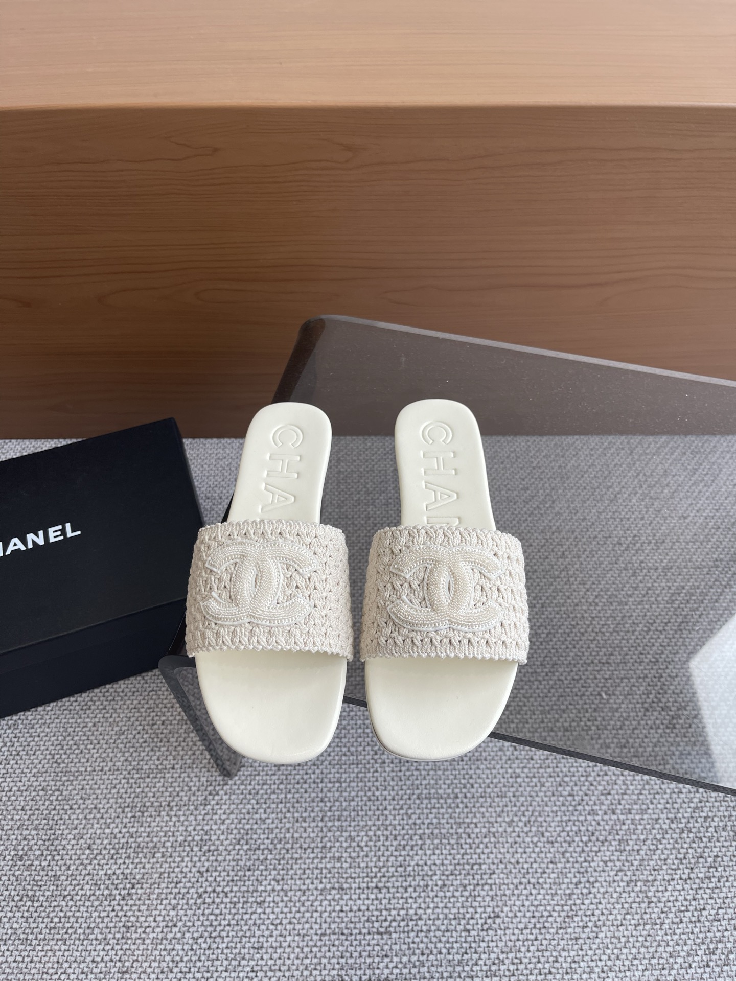 NO:258074,CHANEL new summer style, flat-soled woven double C slippers, beach must-have Chanel latest hot model, summer slippers, versatile and slimming style, a slipper with a great appearance, it is amazing to match any combination!  Lazy slippers are worth recommending Original custom woven upper Inner sheepskin Italian leather outsole Size 35-40 (40 customized), slippers, chanel, chanel, slippers, sheepskin, Leather soles19860909CHANEL 香奈儿夏季新款 平底编织双C拖鞋 海滩必备款 Chanel香奈儿最新爆款 夏季拖鞋 百搭显脚瘦气质款 颜值爆棚的一款拖鞋 任意搭配都很绝！懒人拖鞋值得推荐 原版定制编织鞋面 内里羊皮 意大利真皮大底 码数35-40（40 定做）,拖鞋,chanel,chanel,slippers,sheepskin,Leather soles,Women's Shoes