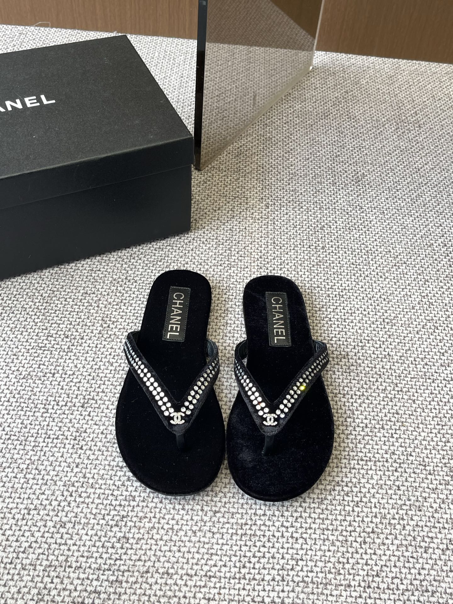 NO:258068,CHANEL 25ss summer new style, foot-clip flops, beach-friendly style, Chanel's latest hit, summer foot-clip slippers, versatile and slimming style, a slipper with a great appearance, is a perfect match for any combination!  Lazy slippers are worth recommending. Original custom sheepskin upper, inner sheepskin Italian leather outsole. Size 35-41 (40 41 customized), split-toe shoes, chanel, chanel, slippers, sheepskin, Leather soles19860909CHANEL 香奈儿 25ss 夏季新款 夹脚人字拖 海滩必备款 Chanel香奈儿最新爆款 夏季夹脚拖鞋 百搭显脚瘦气质款,颜值爆棚的一款拖鞋,任意搭配都很绝！懒人拖鞋值得推荐 鞋面原版定制羊皮 内里羊皮 意大利真皮大底 码数35-41（40 41定做）,分趾鞋,chanel,chanel,slippers,sheepskin,Leather soles,Women's Shoes