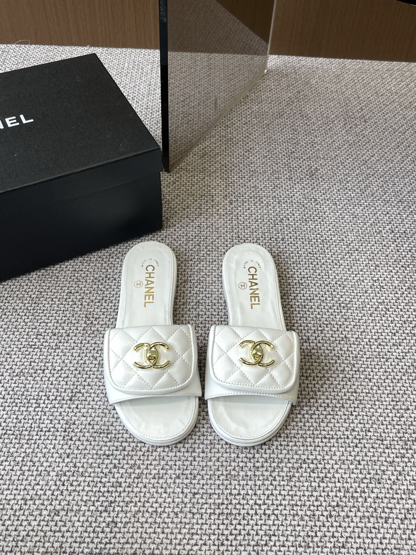 NO:258062,CHANEL 25ss summer new sandals, a must-have beach style. Chanel Chanel's latest hit summer slippers. A versatile and slim-fitting slipper. It's a slipper with a great appearance. It's amazing to match any combination!  Lazy slippers are worth recommending. Original custom sheepskin/original hardware buckle. Inner sheepskin Italian leather outsole. Size 35-41 (40 41 customized), slippers, chanel, chanel, slippers, sheepskin, Leather soles19860909CHANEL 香奈儿 25ss夏季新款凉拖 海滩必备款 Chanel香奈儿最新爆款 夏季拖鞋 百搭显脚瘦气质款,颜值爆棚的一款拖鞋,任意搭配都很绝！懒人拖鞋值得推荐 鞋面原版定制羊皮/原版五金扣 内里羊皮 意大利真皮大底 码数35-41（40 41定做）,拖鞋,chanel,chanel,slippers,sheepskin,Leather soles,Women's Shoes