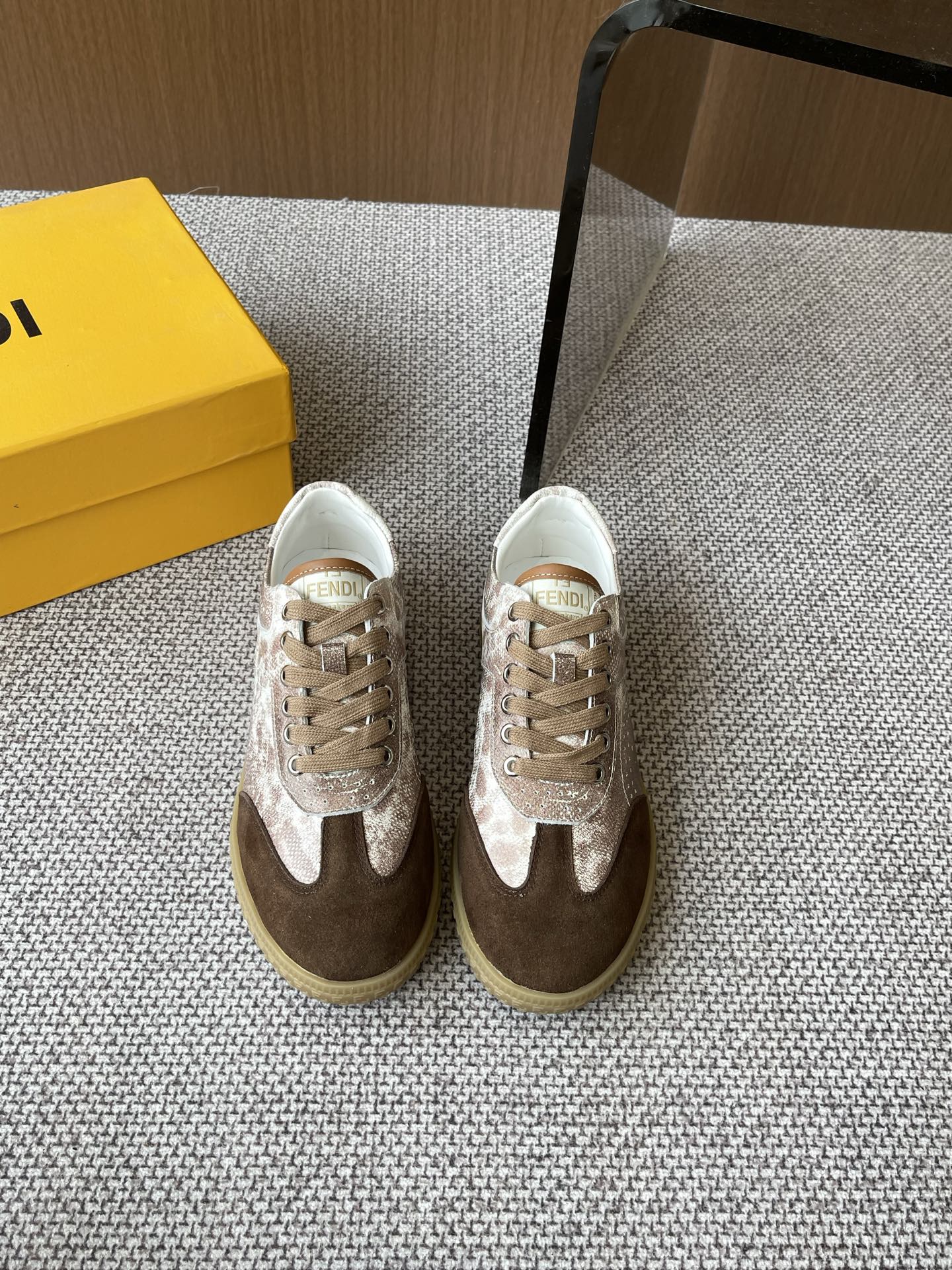 NO:257919,Fendi German training shoes Forrest Gump shoes Sports shoes Couple styles All major bloggers have recommended recommendations!  Forrest Gump training shoes that never fades. A must-have white shoes for everyone. Original development. The simpler it looks, the more detailed it is, the better it is to be different. The upper is original customized imported cowhide/denim. Inner footbed imported customized sheepskin. Sole rubber outsole. Size 35-40 for women. Casual shoes/sports shoes. Fendi, fendi, sneakers, cowhide, sheepskin.19860909Fendi芬迪 德训鞋 阿甘鞋 运动鞋 情侣款 各大博都主有荐推！ 永不褪色的阿甘训德鞋 绝对人手入必的德训白小鞋 原版开发 越看单简细越节要做到差无别鞋面原版定制进口牛皮/牛仔布 内里垫脚进口定制羊皮 鞋底橡胶大底 码数女35-40,休闲鞋/运动鞋,fendi,fendi,sneakers,cowhide,sheepskin,Women's Shoes