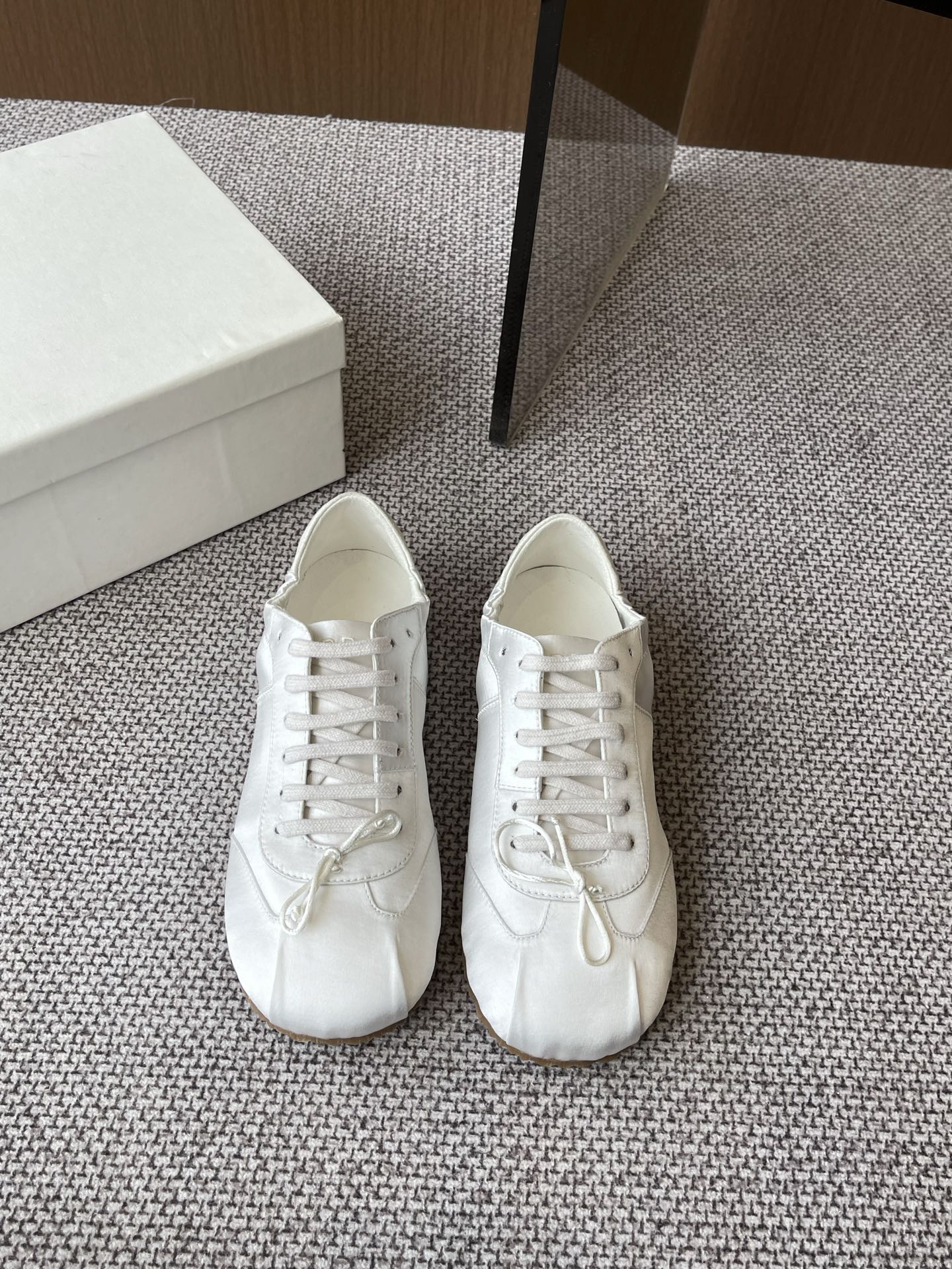 NO:257911,Silk ABRA Niche Trendy Brand 25ss Spring and Summer New Style Bow Flat Sole Ballet Shoes Spring ootd Outfit Sweet and Cool Girls Can't Miss Ballet Shoes Too Fashionable and Sweet Retro Flat Flat Flat Flat Flat Flat Flat Flat Flat Girls' Stretching and Sweethearts, Sneakers, Sheepskin, Real Silk, Chamois Leather19860909真丝 ABRA 小众潮牌 25ss 春夏新款 蝴蝶结平底芭蕾舞鞋 春日ootd穿搭 甜酷女孩不能错过的芭蕾舞鞋 太时髦了有点甜甜的复古味儿 面料 原版进口真丝/进口麂皮 内里 原版定制羊皮 垫脚 原版定制羊皮 原版定制橡胶大底 码数35-41（40 41定做）,休闲鞋/运动鞋,sneakers,sheepskin,real silk,chamois leather,Women's Shoes