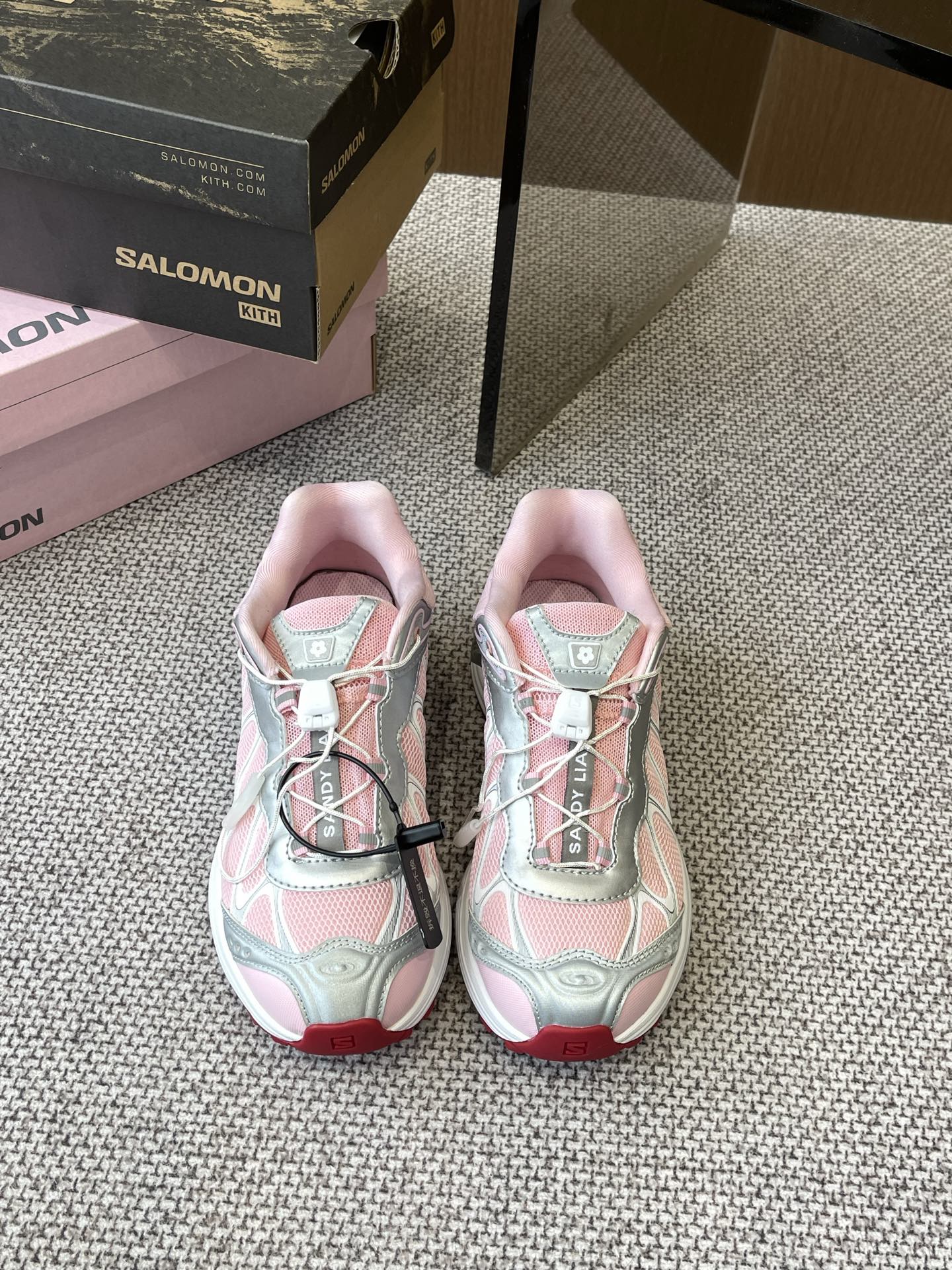 NO:257917,SALOMON XT WHISPER Outdoor Leisure Sports Shoes Original Purchase and Development Production New interpretation focuses on its aerodynamic appearance, the iconic white and cream color bring urban style. The other pair is made of pure black to highlight the textured details. The iconic sneakers are refined into a new urban classic to bring quiet atmosphere to SALOMON Fabric Original imported cowhide/breathable mesh inner part Original imported breathable mesh Sole Original open mold anti-slip rubber outsole Sole 4CM Sole Size: Women's model 35-40 (customized for 40) (first for women, men's model under development), casual shoes/sneakers, cowhide19860909SALOMON XT WHISPER 萨洛蒙 户外休闲 运动鞋 原版购入开发 做货 全新演绎的专注于其空气动力学的外观上,标志性白色与奶油色带来都市风格 另一双则以纯粹的黑色打造 突出富质感的细节 标志性运动鞋被提炼为新的都市经典 为 SALOMON带来静谧气息 面料 原版进口牛皮/透气网面内里 原版进口透气网里 鞋底 原版开模防滑橡胶大底 底厚4CM 码数: 女款35-40（40定做）（先上女款,男款开发中）,休闲鞋/运动鞋,sneakers,cowhide,Women's Shoes