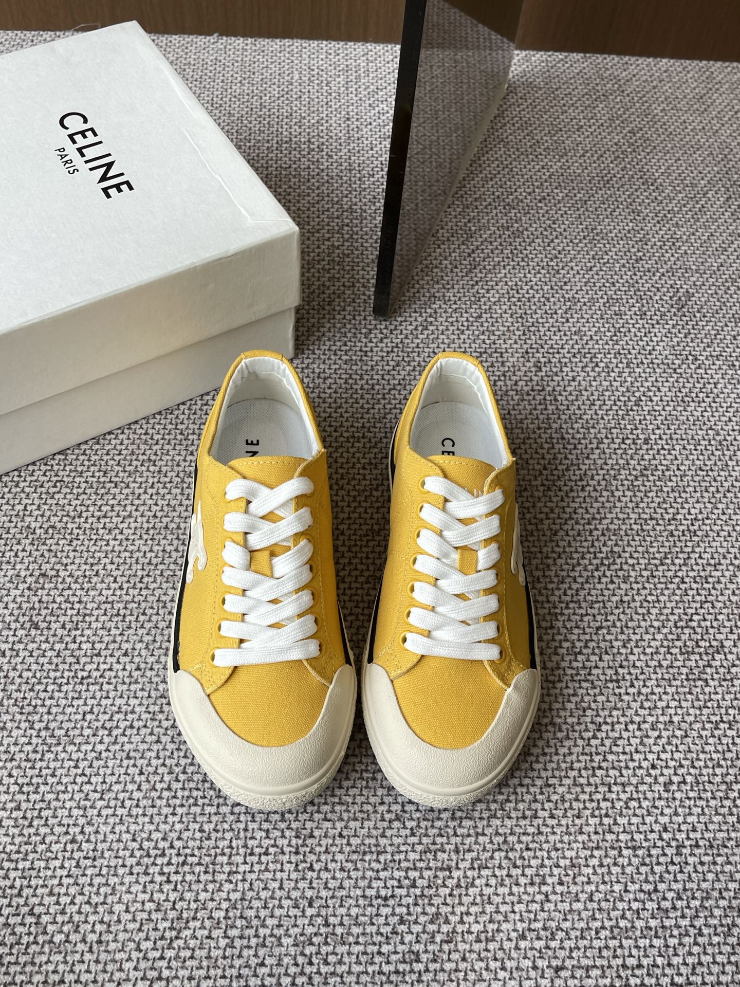 NO:260267,CELINE CELINE Spring and summer new canvas shoes Sneakers The CELINE logo is simple and comfortable to imprint on the back top and side of the shoe. It increases the height and makes the legs look thin. Whether it is worn alone or with wide-leg pants. High street and retro. The upper is original customized fabric. The inner lining original sheepskin inner lining original molded rubber outsole. Size 35-40 (customized for 40), casual shoes/sports shoes, celine, sneakers, sheepskin19860909CELINE思琳CELINE 春夏新款帆布鞋 运动鞋  鞋后帮和侧面压印CELINE标志简单舒服 增高显腿细 无论是单穿还是搭配阔腿裤 高街又复古 鞋面原版定制布面 内里原版羊皮内里原版开模橡胶大底 码数35-40（40定做）,休闲鞋/运动鞋,celine,sneakers,sheepskin,Women's Shoes
