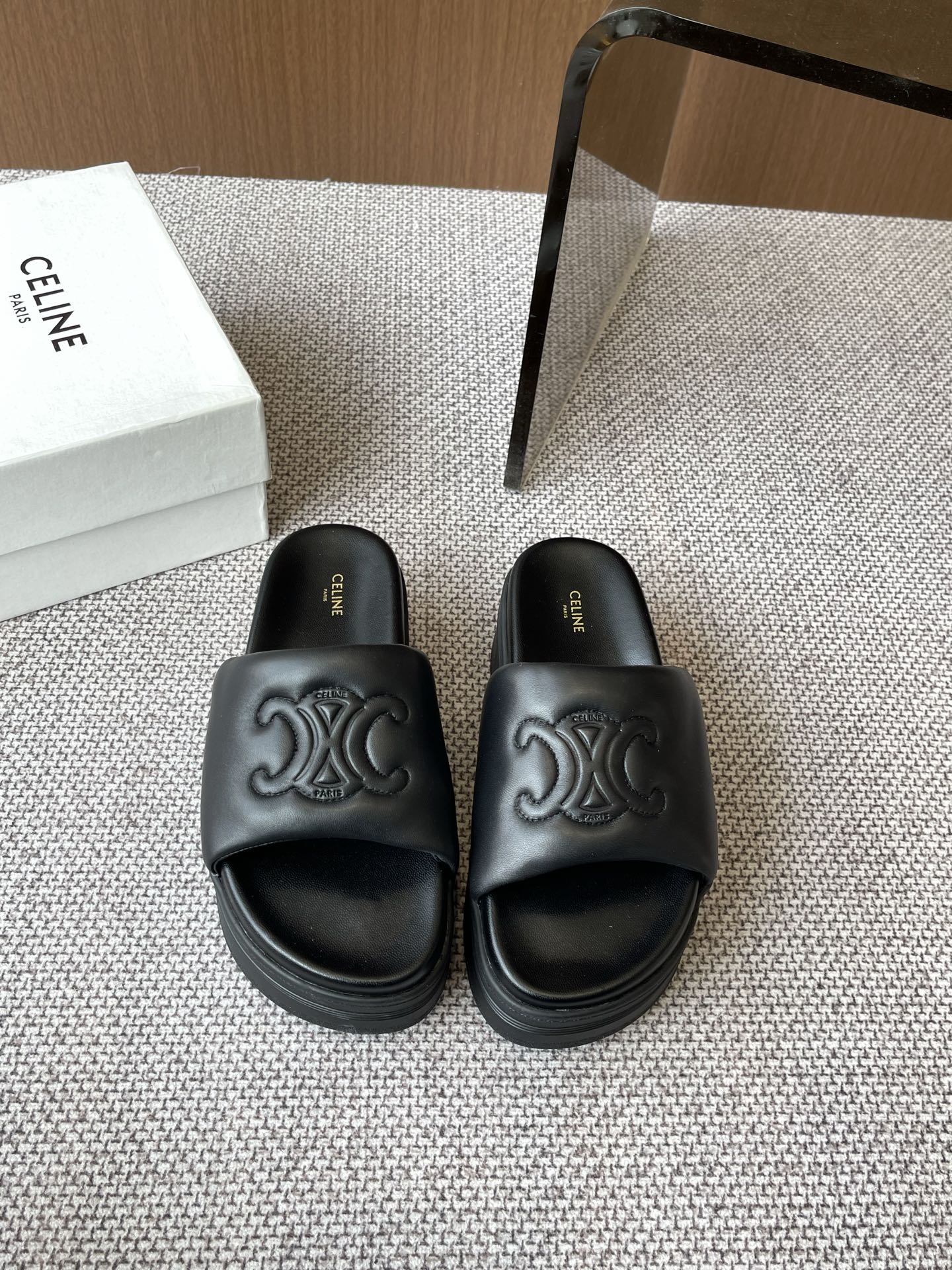 NO:260270,Celine 25ss Spring and summer new Roman thick-soled Arc de Triomphe slippers must have vacation style Celine beach slippers Thick-soled slippers Original version purchased and developed The latest counter Imported sheepskin fabric is super soft and comfortable Original molded rubber outsole Size 35-41 (40 41 customized), slippers, celine, celine, slippers, sheepskin19860909Celine 25ss春夏新款罗马厚底凯旋门拖鞋 度假风必备 赛琳沙滩拖鞋 厚底拖鞋 原版本购入开发 专柜最新 进口羊皮面料超级柔软舒适原版开模橡胶大底 码数35-41（40 41定做）,拖鞋,celine,celine,slippers,sheepskin,Women's Shoes