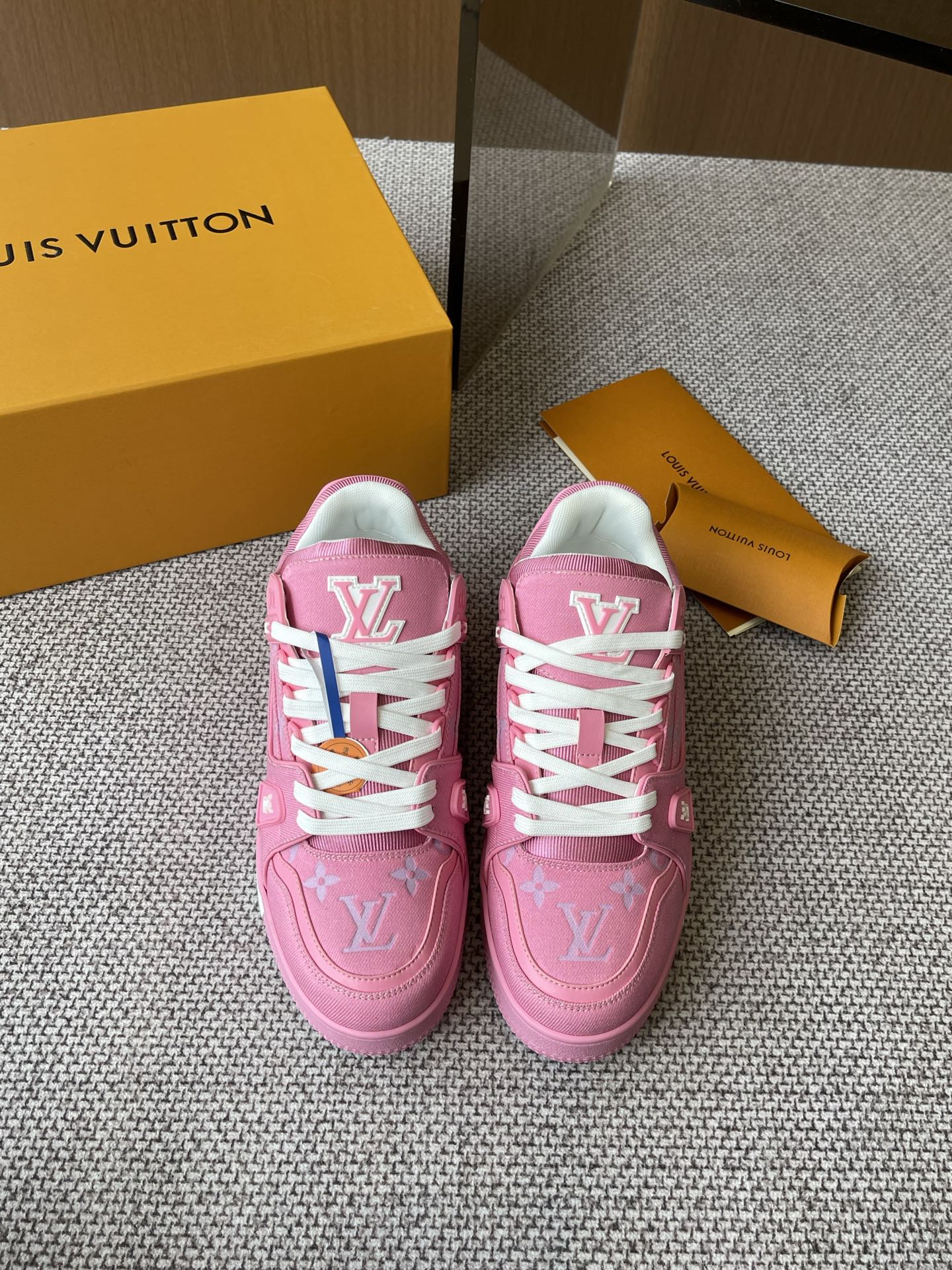 NO:257920,New layout LV TARINE LV Vuitton L home sneakers skateboard shoes Couple style Original purchase and development Made this LV Trainer sneakers are made of cowhide leather to create complex uppers, which require hours of ingenious sewing to complete. The classic configuration is from Virgil Abloh, showing the inspiration of retro basketball shoes Fabric: Original custom-made top layer cowhide Inner: Original custom breathable net Outsole: Original open-mode two-color TPU combination sole Size 35-44, casual shoes/sports shoes, louis vuitton, louis vuitton, louis vuitton, louis vuitton, louis vuitton, sneakers, cowhide19860909全新版面 LV TARINE路易威登L家运动鞋 滑板鞋 情侣款 原版购入开发 做货 本款LV Trainer 运动鞋选用牛皮革塑造繁复鞋面,需要数小时的匠心缝制方可完成.经典构型出自 Virgil Abloh 之手,展现复古篮球鞋的灵感启发 面料: 原版定制头层牛皮 内里: 原版定制透气网里 大底: 原版开模双色TPU组合大底 码数35-44,休闲鞋/运动鞋,louis vuitton,louis vuitton,louis vuitton,sneakers,cowhide,Women's Shoes