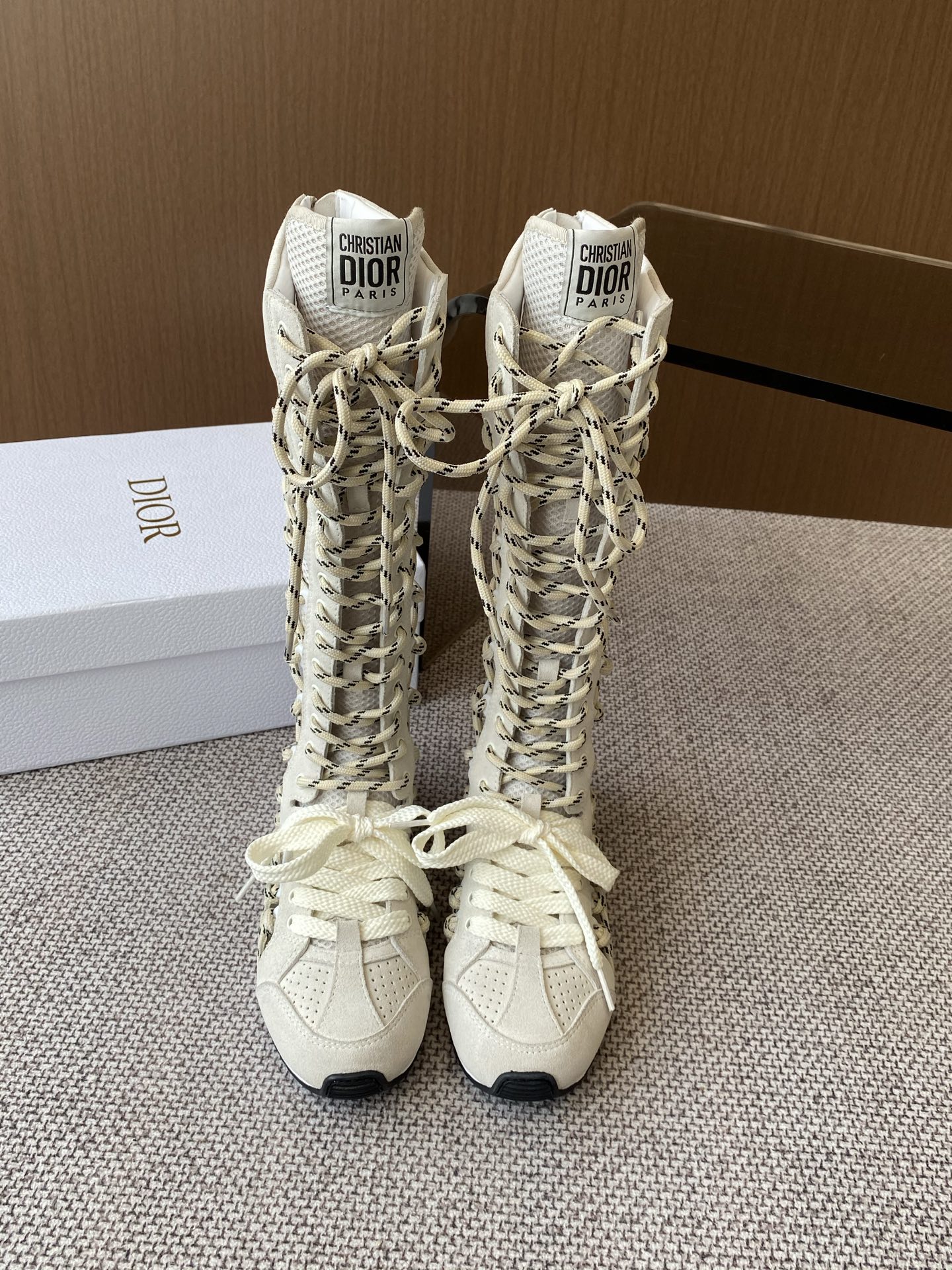 NO:257910,Dior 25 spring and summer show German training boots 25ss spring and summer show with the most popular item. This pair of shoes changed the single design style of Forrest Gump shoes I had in my impression. It retains the original style. The details are very consistent with the current trend, but it also incorporates the manager's new understanding and retro feelings about Forrest Gump shoes. The overall feeling is a bit new, the material is a little matte leather. It looks very high-end. The feeling after putting on the feet is very convex. The foot is really beautiful and versatile. It can be used in any style of clothes, pants and skirts. Whoever wears them looks good. The original combination of the size 35-41 (40 41 customized), boots, dior, dior, boots, skirts19860909Dior迪奥 25春夏走秀款德训靴子  25ss春夏秀场出镜率最高的单品 这双鞋改变了之前印象中的阿甘鞋单一的设计风格 保留着原本的造型 细节点缀上非常符合当下流行趋势但也融入了主理人对于阿甘鞋全新的理解和复古情怀 整体感觉焕然一新材质是有一点哑光的皮质 复古风十足 看起来很高级 上脚后的感觉就是很凸造型 上脚真心好看又百搭 啥风格衣服裤子裙子都能驾驭 谁穿谁好看 原版组合大底码数35-41（40 41定制）,靴子,dior,dior,boots,skirts,Women's Shoes