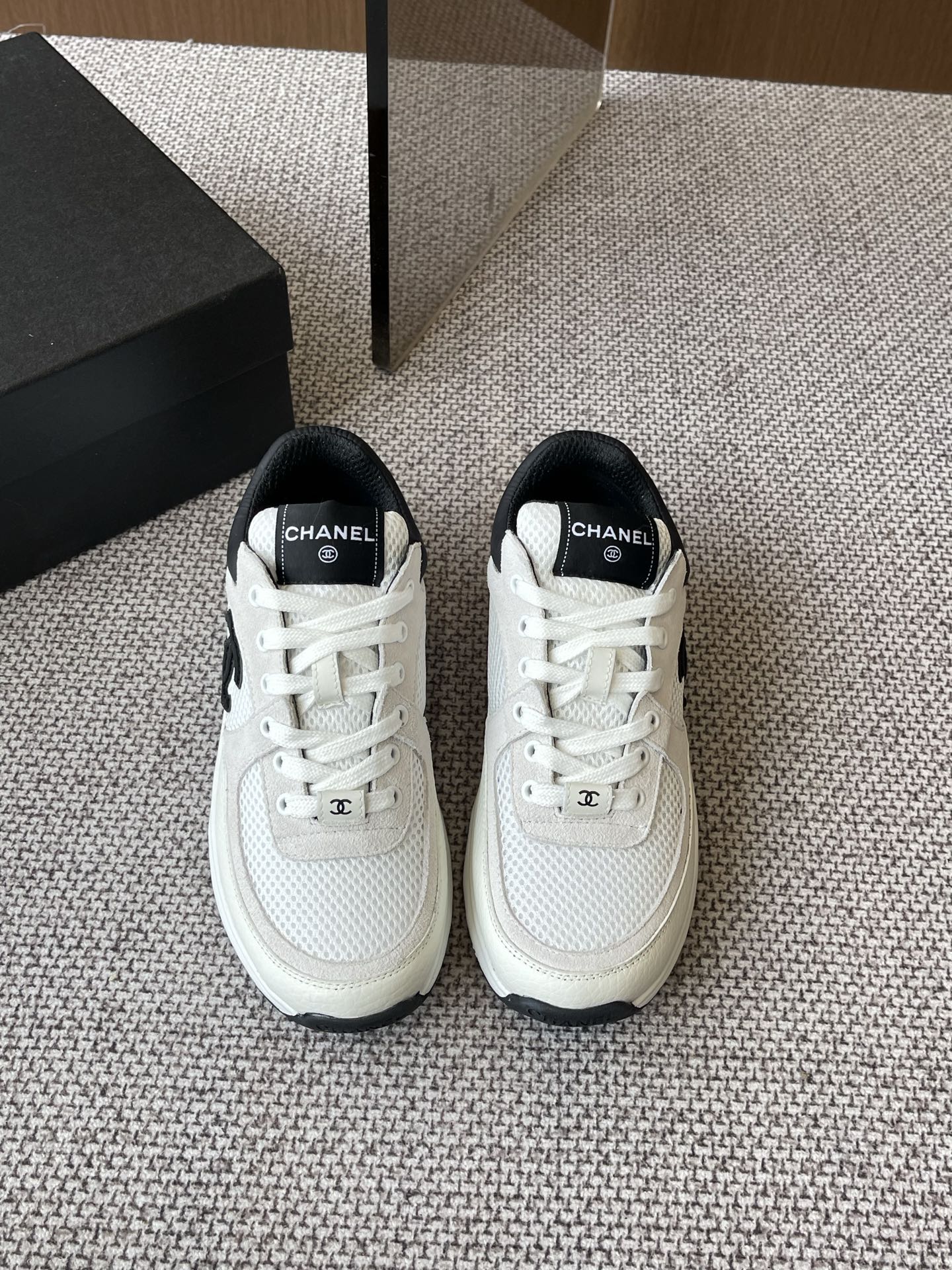 NO:260735,Chanel Chanel new sports shoes couple styles with various crafts and electric embroidery styles, extraordinary inclusion of various color matching elements Original imported high mercerized beef reverse velvet upper Original imported breathable sheepskin lining Original TPU combination outsole size: 35-45, casual shoes/sports shoes, chanel, chanel, sneakers, sheepskin19860909Chanel 香奈儿 新款运动鞋 情侣款 鞋面多种工艺电绣的风格 不平凡的拥入了多种配色元素 原版进口高丝光牛反绒鞋面 原版进口透气羊皮内里 原版TPU组合大底码数: 35-45,休闲鞋/运动鞋,chanel,chanel,sneakers,sheepskin,Women's Shoes