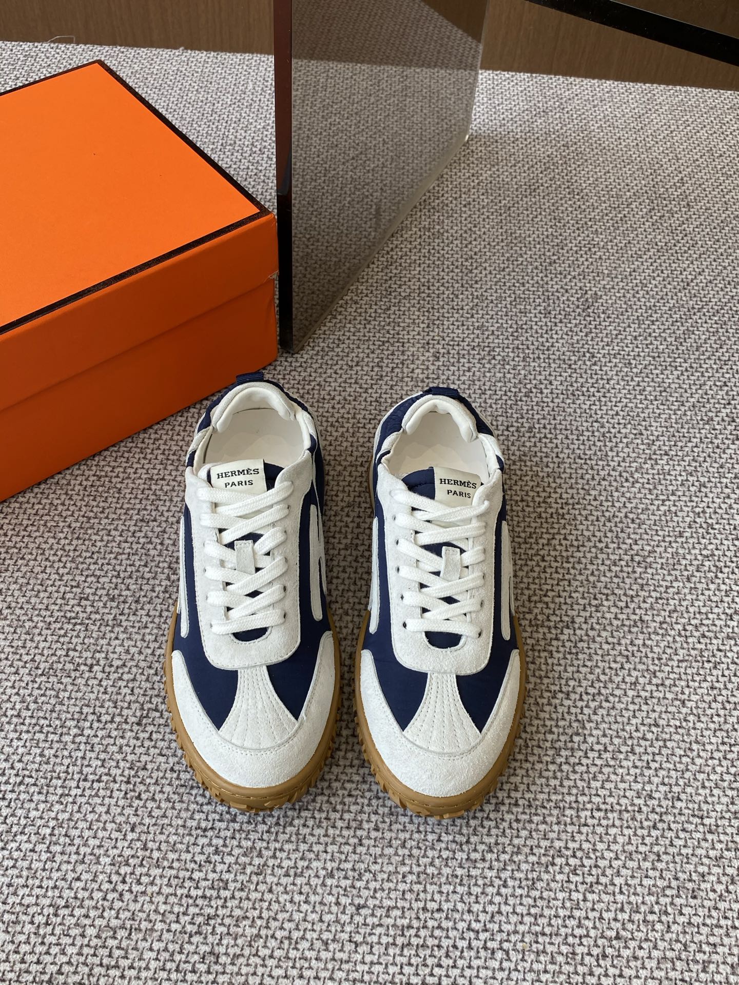 NO:260275,Men's 10 Hermes Jet series suede sneakers Couple style Original version debugging shoe style Strong overall inclusiveness Comfortable and lightweight on the feet Not picky, Simple, Atmospheric and versatile. Especially the classic H-side logo on the side, people can recognize this as Hermes' masterpiece at a glance. Hermes' jet series suede sneakers can be scored in terms of appearance and comfort. Excellent choice for daily commuting and leisure time all year round. It can show unique fashion charm anytime and anywhere. It demonstrates extraordinary taste. Original custom-made imported top-layer suede inside. Imported soft sheepskin Original mold-opening anti-slip rubber material. Size 35-40 for women 39-46 (female 40  Men's 46 customized), casual shoes/sports shoes, hermes, hermes, sneakers, sheepskin, chamois leather19860909男10 Hermes爱马仕 Jet系列麂皮运动鞋 情侣款  原版打版调试的鞋型 整体包容性强 上脚舒适轻便不挑脚 简约大气又百搭 特别是侧边的经典H侧标志,让人一眼就能认出这是爱马仕的杰作  Hermes爱马仕的jet系列麂皮运动鞋 无论是从颜值还是舒适度上上 都能打满分 一年四季日常通勤、休闲时光的绝佳选择 随时随地都能展现出独特的时尚魅力 彰显不凡品味 面料原版定制进口头层麂皮 内里 进口柔软羊皮 原版开模防滑橡胶材质 码数女35-40 男39-46（女40 男46定做）,休闲鞋/运动鞋,hermes,hermes,sneakers,sheepskin,chamois leather,Women's Shoes