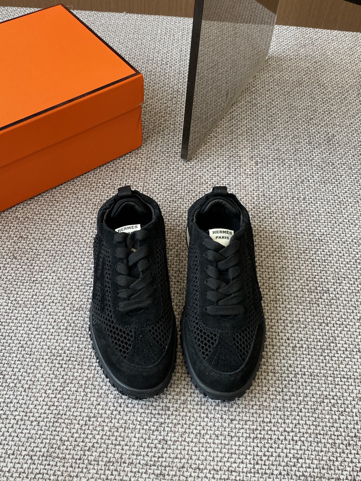 NO:260271,Men's 10 Hermes Jet series suede sneakers Couple style Original version debugging shoe style Strong overall inclusiveness Comfortable and lightweight on the feet Not picky, Simple, Atmospheric and versatile. Especially the classic H-side logo on the side, people can recognize this as Hermes' masterpiece at a glance. Hermes' jet series suede sneakers can be scored in terms of appearance and comfort. Excellent choice for daily commuting and leisure time all year round. It can show unique fashion charm anytime and anywhere. It demonstrates extraordinary taste. Original custom-made imported top-layer suede inside. Imported soft sheepskin Original mold-opening anti-slip rubber material. Size 35-40 for women 39-46 (female 40  Men's 46 customized), casual shoes/sports shoes, hermes, hermes, sneakers, sheepskin, chamois leather19860909男10 Hermes爱马仕 Jet系列麂皮运动鞋 情侣款  原版打版调试的鞋型 整体包容性强 上脚舒适轻便不挑脚 简约大气又百搭 特别是侧边的经典H侧标志,让人一眼就能认出这是爱马仕的杰作  Hermes爱马仕的jet系列麂皮运动鞋 无论是从颜值还是舒适度上上 都能打满分 一年四季日常通勤、休闲时光的绝佳选择 随时随地都能展现出独特的时尚魅力 彰显不凡品味 面料原版定制进口头层麂皮 内里 进口柔软羊皮 原版开模防滑橡胶材质 码数女35-40 男39-46（女40 男46定做）,休闲鞋/运动鞋,hermes,hermes,sneakers,sheepskin,chamois leather,Women's Shoes