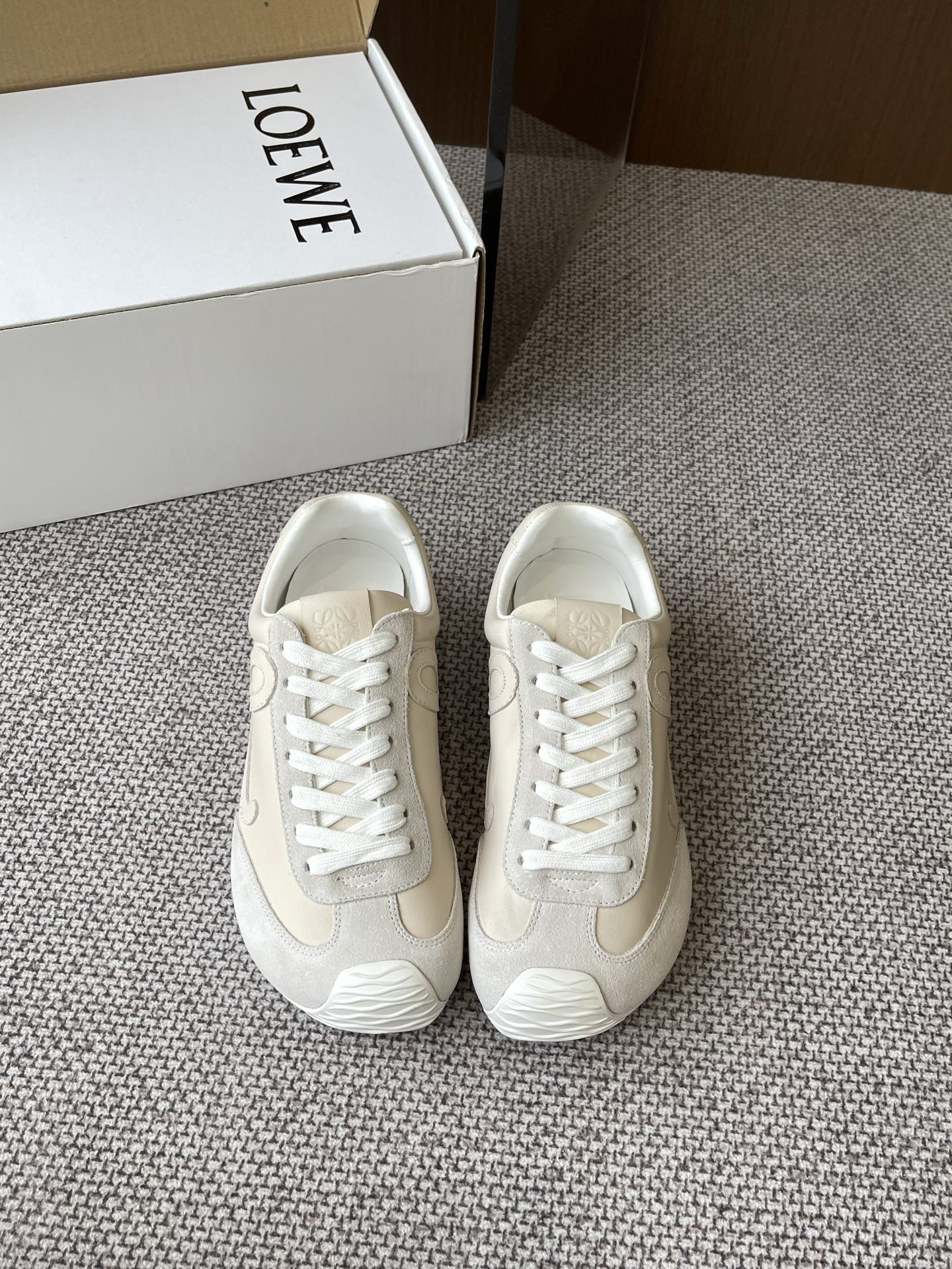 NO:264302,LOEWE 25ss latest catwalk model Ballet Runner 2.0 couples ballet casual sports shoes German training shoes Nylon and cowhide leather sports shoes Asymmetric toe design, sock-like internal structure Light rubber outsole extends to toe shoe fabric Original custom imported toe layer cowhide inner imported soft sheepskin   net sole Original open mold anti-slip rubber material Sole thickness Increase height 2.5CM Size 35-45 (for women 40, for men 45), casual shoes/sports shoes, loewe, loewe, sneakers, cowhide, sheepskin19860909LOEWE 罗意威 25ss最新走秀款 Ballet Runner 2.0情侣款 芭蕾 休闲 运动鞋 德训鞋 尼龙和牛皮革运动鞋 不对称鞋头设计、袜状内部结构 轻盈橡胶外底延伸至鞋头 面料 原版定制进口头层牛皮 内里 进口柔软羊皮 网里 鞋底 原版开模防滑橡胶材质 底厚 增高2.5CM 码数 35-45（女40 男45定做）,休闲鞋/运动鞋,loewe,loewe,sneakers,cowhide,sheepskin,Women's Shoes