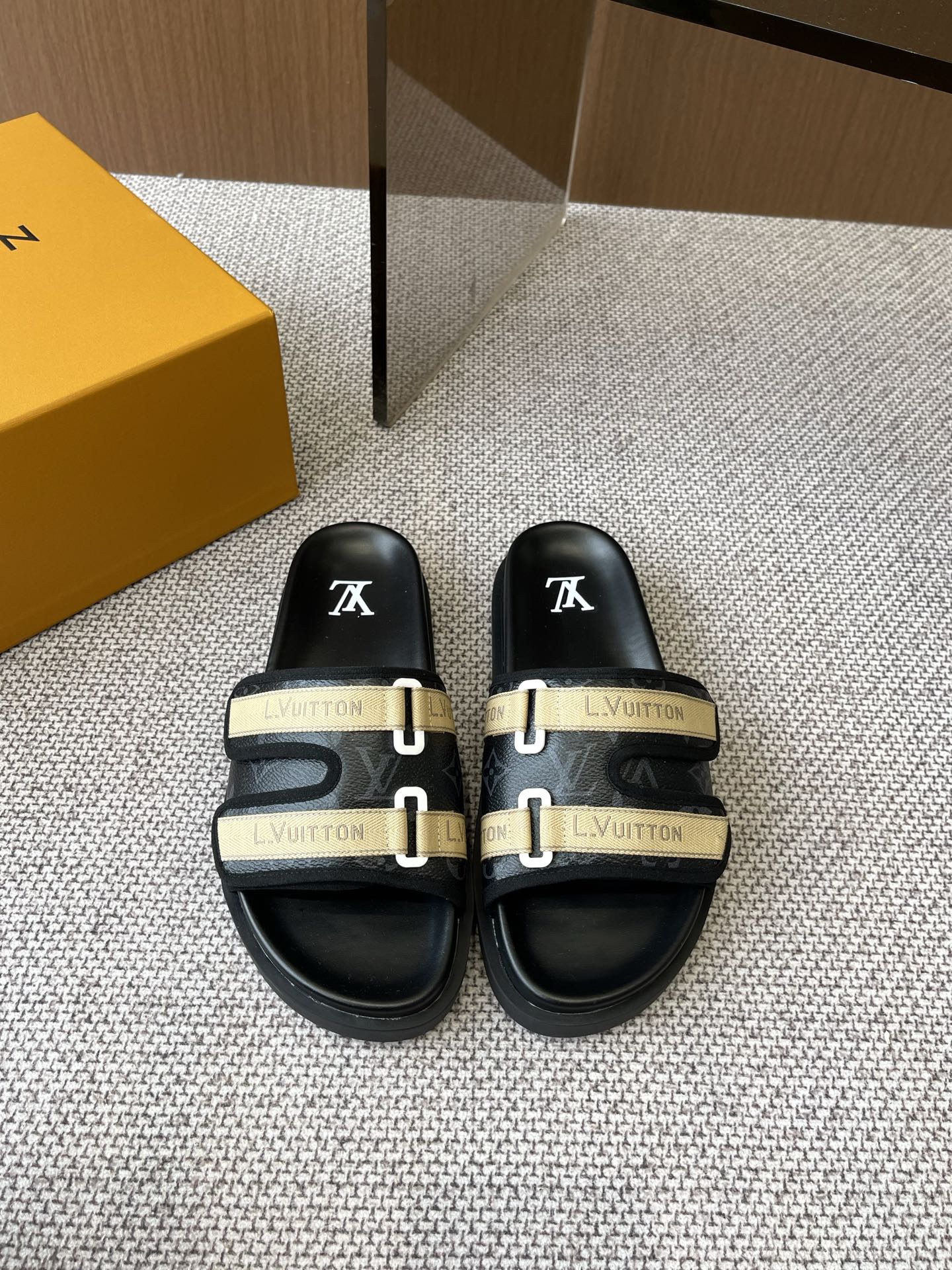 NO:264334,LV Louis Vuitton 25ss Spring and Summer New Slippers The counter is the latest model, the hard goods are on the newest, the purchasing level is very high-end, the style is popular among domestic and foreign bloggers, retro and fashionable, the foot is beautiful and beautiful. The official website is the main model, spring and summer must-have, the upper, the original specific fabric inside, imported mixed-bred sheepskin, the original molded foamed sole, the size of women 35-42, men 39-46, slippers, louis vuitton, louis vuitton, slippers, sheepskin19860909LV 路易威登 25ss春夏新品拖鞋 专柜主打最新款 硬货上新 代购级别 高级感十足 国内外博主刷爆的一款 复古又时髦 上脚美炸了 官网主推款 春夏必备 鞋面 原版特定面料内里 进口混种羊皮 原版开模发泡大底 码数女35-42 男39-46,拖鞋,louis vuitton,louis vuitton,slippers,sheepskin,Women's Shoes