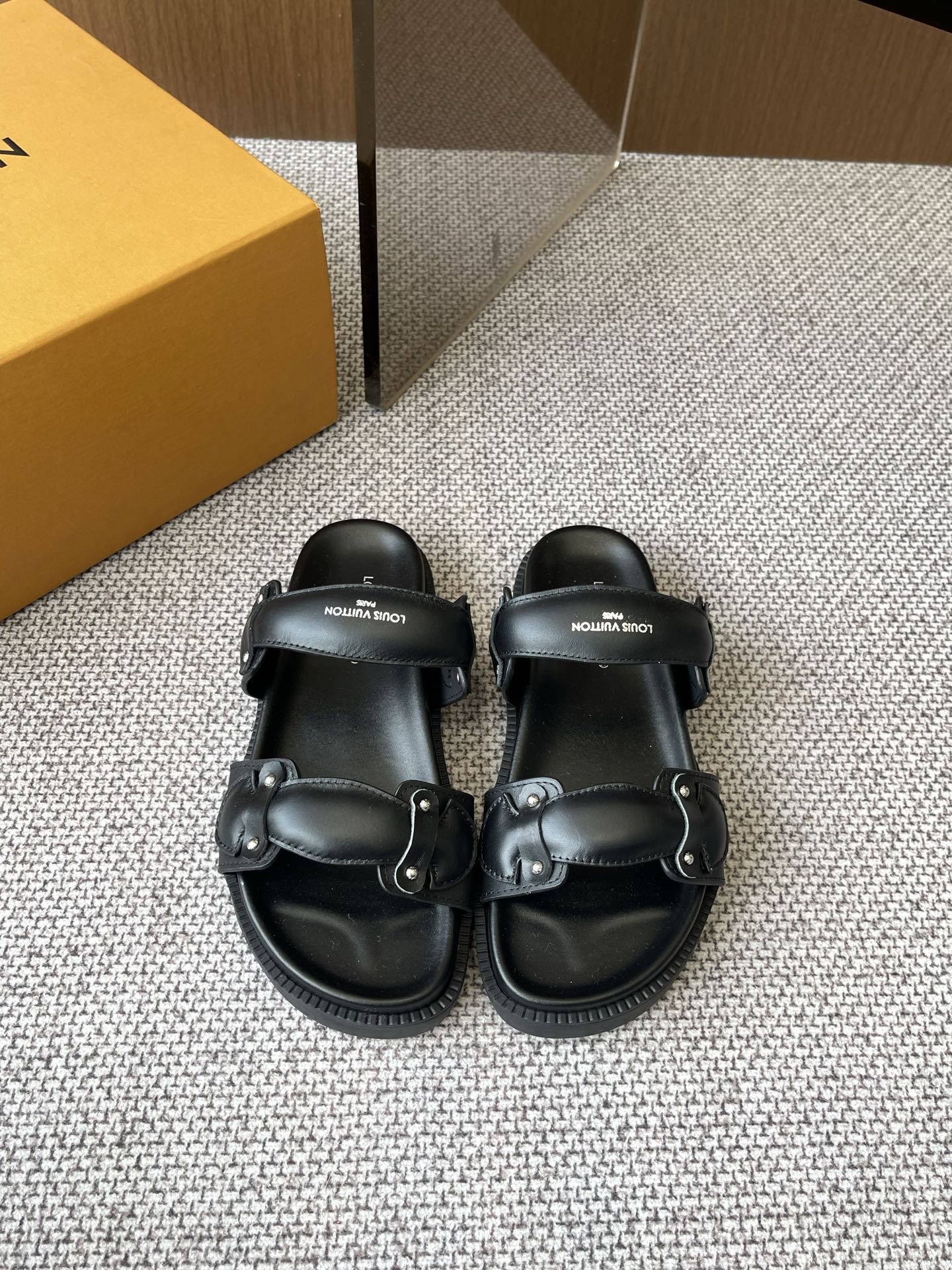 NO:264331,LV2025 spring and summer new sandals full of beach style Original open mold LV metal logo decorative upper cowhide custom imported jacquard fabric/original presbyterian leather Water-dyed sheepskin inner three-layer combination sole (water table   wear-resistant velvet   rubber sole) Size 35-46 (customized for men 45 46), slippers sandals, louis vuitton, sandals, slippers, cowhide, sheepskin19860909LV2025春夏新款凉鞋 满满的沙滩风情 原版开模LV金属logo装饰鞋面牛皮 定制进口提花布料/原版老花皮料 水染羊皮内里三层组合大底 (水台 耐磨绒 橡胶底) 码数35-46（男45 46定做）,拖鞋凉鞋,louis vuitton,sandals,slippers,cowhide,sheepskin,Women's Shoes