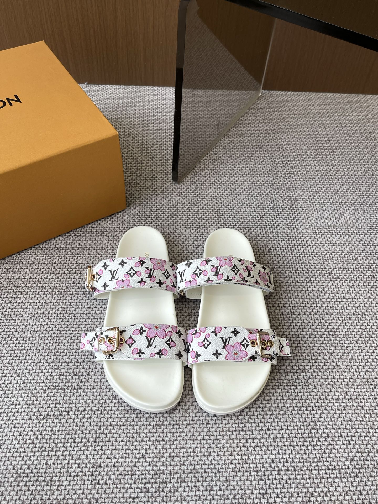 NO:264328,LV2025 spring and summer new slippers belt buckle adjustable elastic design Full beach style Original open mold LV metal logo decorative upper cowhide custom imported jacquard fabric/original presbyterian leather Water-dyed sheepskin inner three-layer combination sole (water table   wear-resistant velvet   rubber sole) Size 35-46 (customized for men 45 46), slippers, louis vuitton, slippers, cowhide, sheepskin19860909LV2025春夏新款拖鞋皮带扣子可调松紧的设计 满满的沙滩风情 原版开模LV金属logo装饰鞋面牛皮 定制进口提花布料/原版老花皮料 水染羊皮内里三层组合大底 (水台 耐磨绒 橡胶底) 码数35-46（男45 46定做）,拖鞋,louis vuitton,slippers,cowhide,sheepskin,Women's Shoes