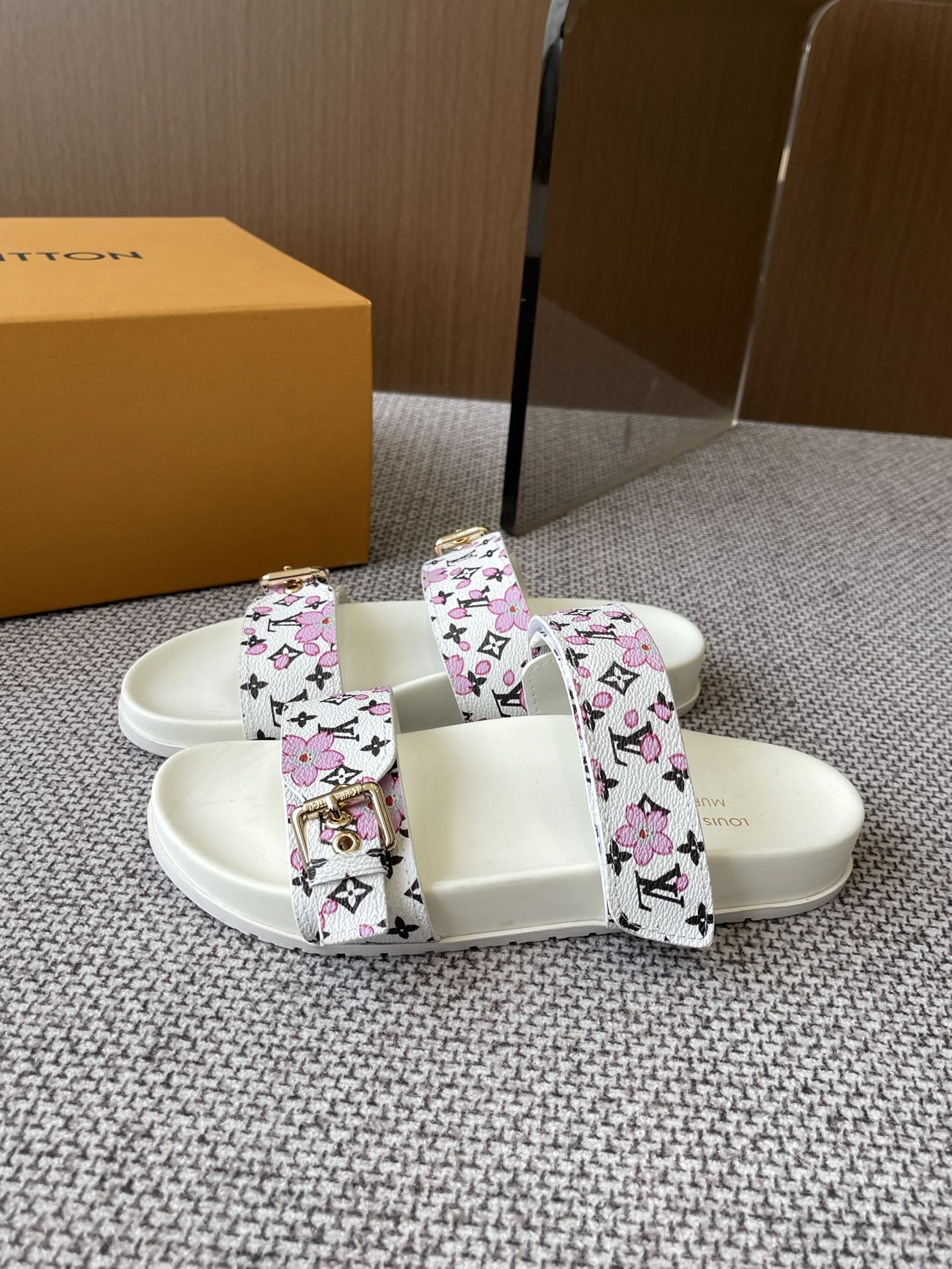 Unknown 满满的沙滩风情 开模LV金属logo装饰鞋面牛皮 定制进口提花布料/ 老花皮料 水染羊皮内里三层组合大底 水台+耐磨绒+橡胶底