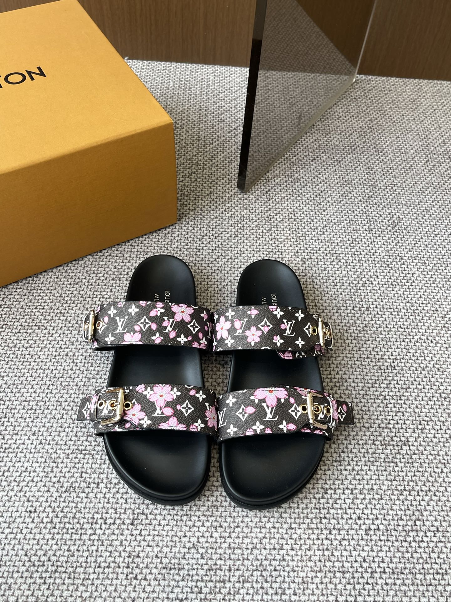 Unknown 满满的沙滩风情 开模LV金属logo装饰鞋面牛皮 定制进口提花布料/ 老花皮料 水染羊皮内里三层组合大底 水台+耐磨绒+橡胶底