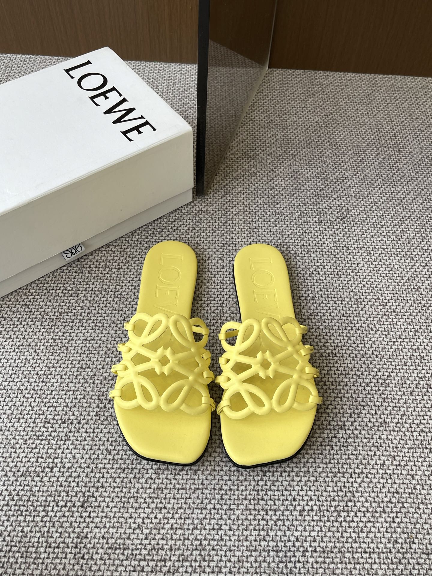 NO:264319,LOEWE 25ss Spring and summer new slippers The simple design feels cleaner and more elegant, making you miss it. The color is also very pleasing. The temperament is full of aura when you put it on. It is simply handsome and stylish. The upper is made of cowhide print. The inner sheepskin footbed is imported from Italy. The size is 35-42 (40 41 42 customized), slippers, loewe, loewe, slippers, cowhide, sheepskin, Leather soles19860909LOEWE 罗意威 25ss 春夏新品拖鞋 简约设计感觉更干净优雅 让你念念不忘 颜色也很耐看 上脚瞬间气质十足气场 简直帅气有型 鞋面采用牛皮印花 内里羊皮垫脚 意大利进口注塑真皮大底 码数35-42（40 41 42定做）,拖鞋,loewe,loewe,slippers,cowhide,sheepskin,Leather soles,Women's Shoes