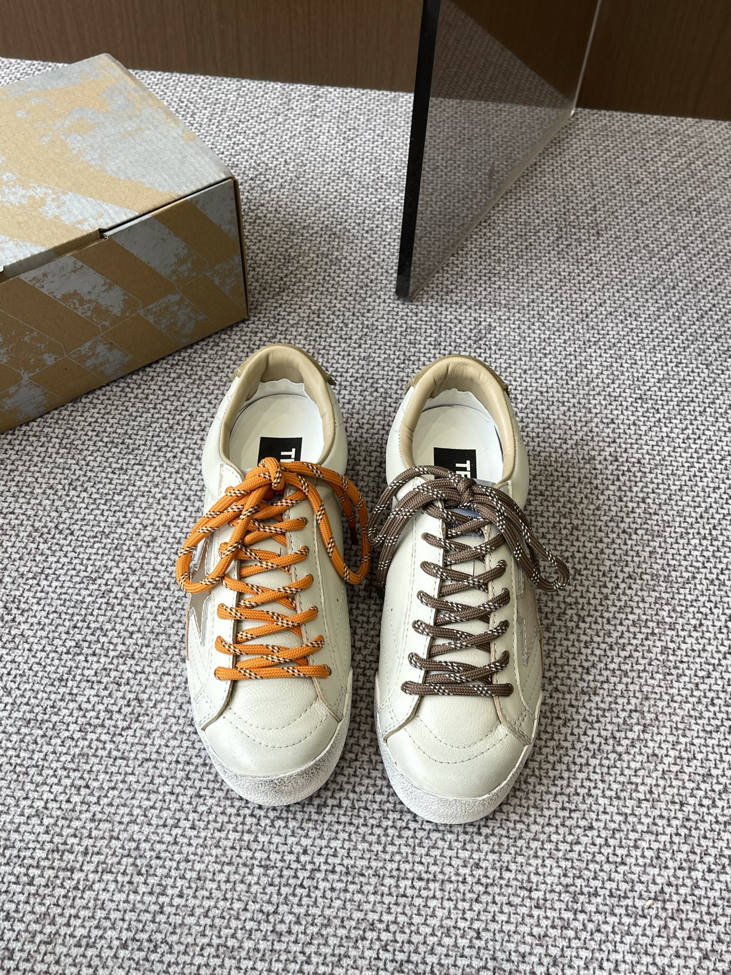 NO:264348,Women and men GGDB Golden Goose 25ss new German training shoes. The best version of the couple model on the entire network is not convinced. I will compare ggdb classic couple model small dirty shoes~~ To the extent of the redness, I will be against the white shoes. I will step on all kinds of small dirty shoes. Celebrity private servers and footwear. It is so versatile. I don’t have to worry about the problem of washing shoes anymore. The original custom cowhide (the essence of old making) inner towel   cowhide foot pad original mold opening 3.5cm high-rise latex insole irregularly polished to make the shaved upper. Even the soles are polished and worn. Size 35-40 for women 39-45 for men (40 for women 45 for men 45 for men), casual shoes/sneakers, cowhide19860909女男 GGDB Golden Goose 25ss新款德训鞋 情侣款全网最好版本不服来比 ggdb经典情侣款小脏鞋~~火红程度上怼小白鞋 下踩各类小脏鞋 明星私服上脚示范 就是这么百搭 再也不用担心洗鞋的问题啦 鞋面原版定制牛皮（做旧精髓所在） 内里毛巾 牛皮垫脚原版开模3.5cm内增高乳胶鞋垫 不规则手工打磨做破鞋面 就连鞋底也是打磨做旧的 码数女35-40 男39-45（女40 男45定做）,休闲鞋/运动鞋,sneakers,cowhide,Women's Shoes