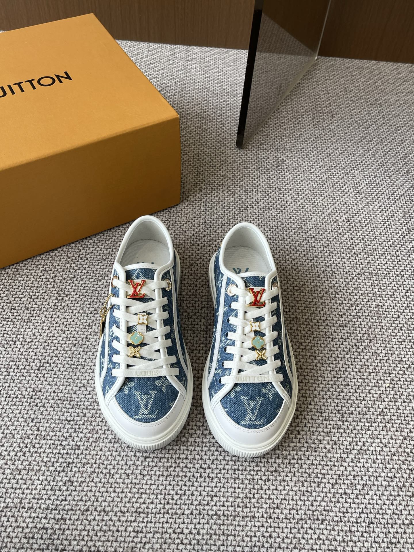 NO:260761,Louis Vuiton 25ss new LV Lagoon series denim embossed presbyopia shoes skateboard shoes casual sneakers original purchase and development. The whole pair of shoes are purchased and developed. Zp developed and created. All customized materials. Exclusive mold opening sole. Details are all paired with version shipment codes 35-45 (for women 40, for men 45 customization), casual shoes/sports shoes, louis vuitton, louis vuitton, louis vuitton, louis vuitton, sneakers19860909Louis Vuiton路易威登 25ss新款 LV Lagoon系列丹宁牛仔布压花老花帆布鞋滑板鞋休闲运动鞋 原版购入开发做货 整双鞋子采购Zp开发打造,全部定制材料 独家开模大底 细节全部对版出货码数35-45（女40 男45定做）,休闲鞋/运动鞋,louis vuitton,louis vuitton,louis vuitton,sneakers,Women's Shoes