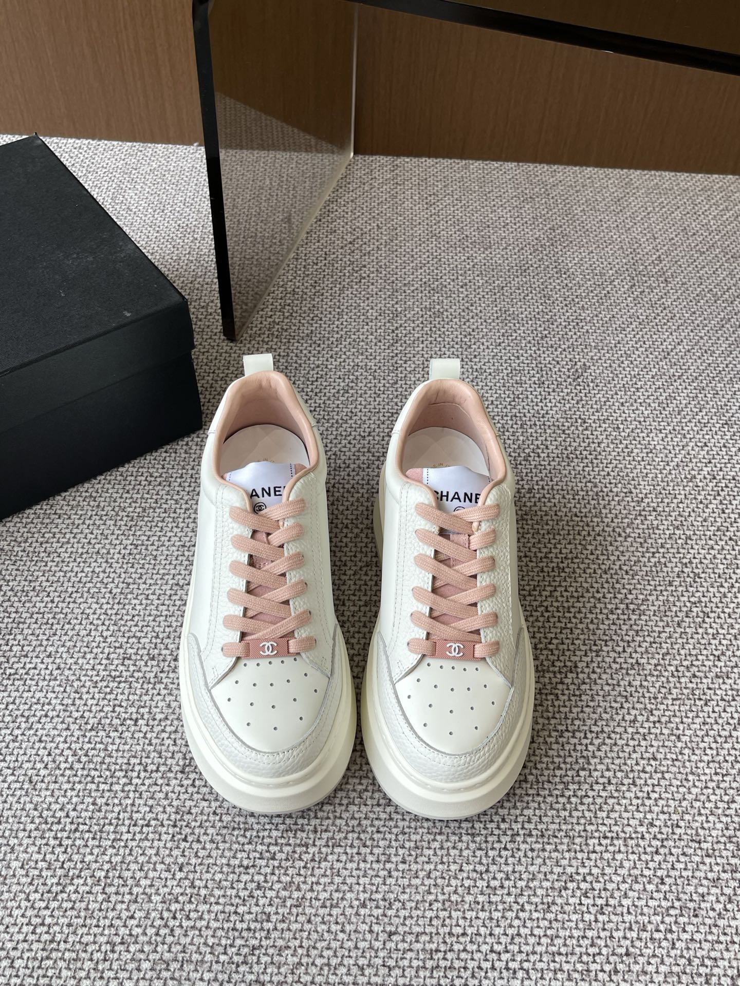 NO:264345,CHANEL Chanel 25ss Spring and Summer new sports shoes. Major bloggers are socially recommended. This season's new style is so beautiful. It looks very casual and sporty. It is cool and natural. It interprets Chanel's fashionable feminine temperament. Overall customization makes all sports models on the market at that time obsolete. The upper is customized imported lychee pattern calfskin/custom matte calfskin inner lining. Original custom mesh fabric. Hardware accessories. Original full set of mold opening (not universal for the market) Original custom mold opening TPU combination sole. Height 4cm. Size 35-40 (40 customized), casual shoes/sports shoes, chanel, chanel, sneakers, cowhide19860909CHANEL香奈儿 25ss春夏新款运动鞋 各大博主社交日推款,这季新款简直闭眼入 上脚巨好看 率性的休闲运动风 飒爽又自然,演绎香奈儿的时髦女性气质 整体定制令当时市面上的所有运动款变得过时 鞋面采用定制进口荔枝纹小牛皮/定制磨砂小牛皮 内里 原版定制网布 五金配件 原版全套开模 (非市场通用) 原版定制开模TPU组合大底 高度4cm 码数35-40（40定做）,休闲鞋/运动鞋,chanel,chanel,sneakers,cowhide,Women's Shoes