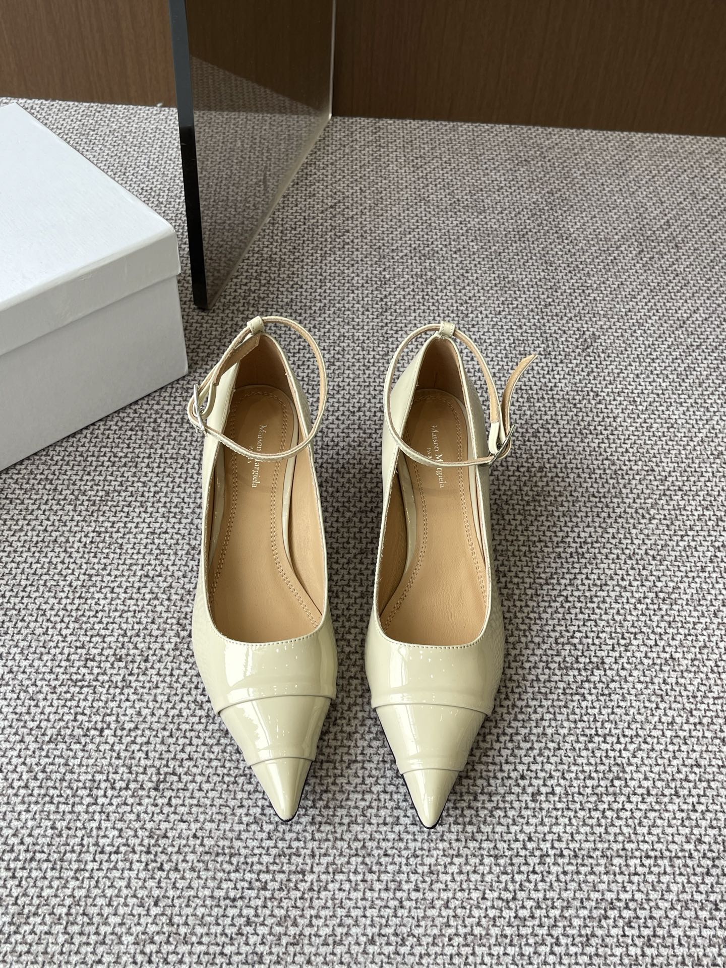 NO:264342,Maison Martin Margiela MM6 Maison Margiela 25ss new style fairy style high heels original purchase All materials are the same as the original!  Sweet and salty, super comfortable to wear, good-looking and fashionable, imported beef patent leather upper, inner lining, imported genuine leather outsole from Italy, size 35-40 (40 customized), single shoes, masion margiela, masion margiela, high heels, sheepskin, Leather soles19860909Maison Martin Margiela MM6 马吉拉25ss新款 仙女风高跟鞋 原版购入 所有的材质都与原版一致！ 可甜可咸 上脚超级舒服 好看时尚 鞋面进口牛漆皮 内里羊皮内里 意大利进口真皮大底 码数35-40（40定做),单鞋,masion margiela,masion margiela,high heels,sheepskin,Leather soles,Women's Shoes