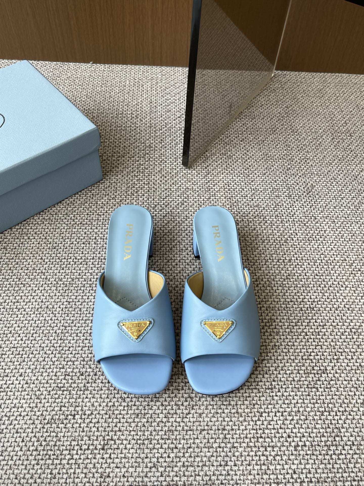 NO:264333,Prada Prada Spring and summer new triangle square-toe thick heel slippers Top quality Upper imported cowhide, original sheepskin inner lining, heel height 3.5cm imported leather outsole, size 35-40 (40 customized), slippers, prada, prada, slippers, cowhide, sheepskin, Leather soles19860909Prada普拉达 春夏新款三角标方头粗跟拖鞋 顶级品质 鞋面进口牛皮面 内里原版羊皮内里 跟高3.5cm 进口真皮大底 码数35-40（40定做）,拖鞋,prada,prada,slippers,cowhide,sheepskin,Leather soles,Women's Shoes