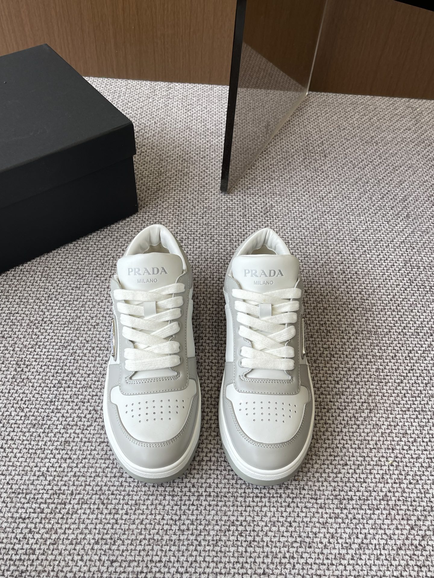 NO:260726,Prada for women and men Prada New casual sneakers, board shoes, couples' top original 1:1 version, can be compared with any version of the market, all customized materials, exclusive mold opening sole, details are shipped together, even the packaging is the same as the genuine imported cowhide/opening bead upper, original hardware buckle, cowhide inner foot pad, original TPU sole, size: 35-45, casual shoes/sports, prada, prada, sneakers, cowhide19860909女男Prada 普拉达 新款休闲运动鞋 板鞋 情侣款顶级原版1:1版本 可对比市场任意版本 全部定制材料 独家开模大底 细节全部对版出货 连包装也做到跟正品一样进口牛皮/开边珠鞋面 原版五金扣 牛皮内里垫脚 原版TPU大底 码数: 35-45,休闲鞋/运动鞋,prada,prada,sneakers,cowhide,Women's Shoes