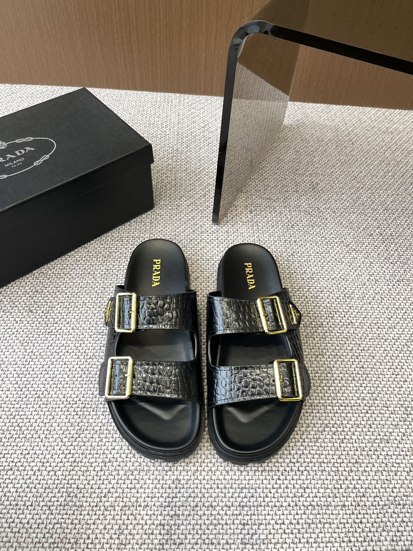 NO:278645,Prada 25ss Spring and Summer New Men's Sandals Purchase Level Full of Premium A popular model by domestic and foreign bloggers Retro and fashionable Official website main model Spring and summer essentials Purchase Zp development and creation All customized materials Original mold opening sole Size 39-45 for men, Prada, Prada19860909Prada 普拉达25ss春夏新品男款 凉拖 代购级别 高级感十足 国内外博主刷爆的一款 复古又时髦 官网主推款 春夏必备 整双鞋子采购Zp开发打造 全部定制材料 原版开模大底 码数男39-45,,prada,prada,Men's shoes