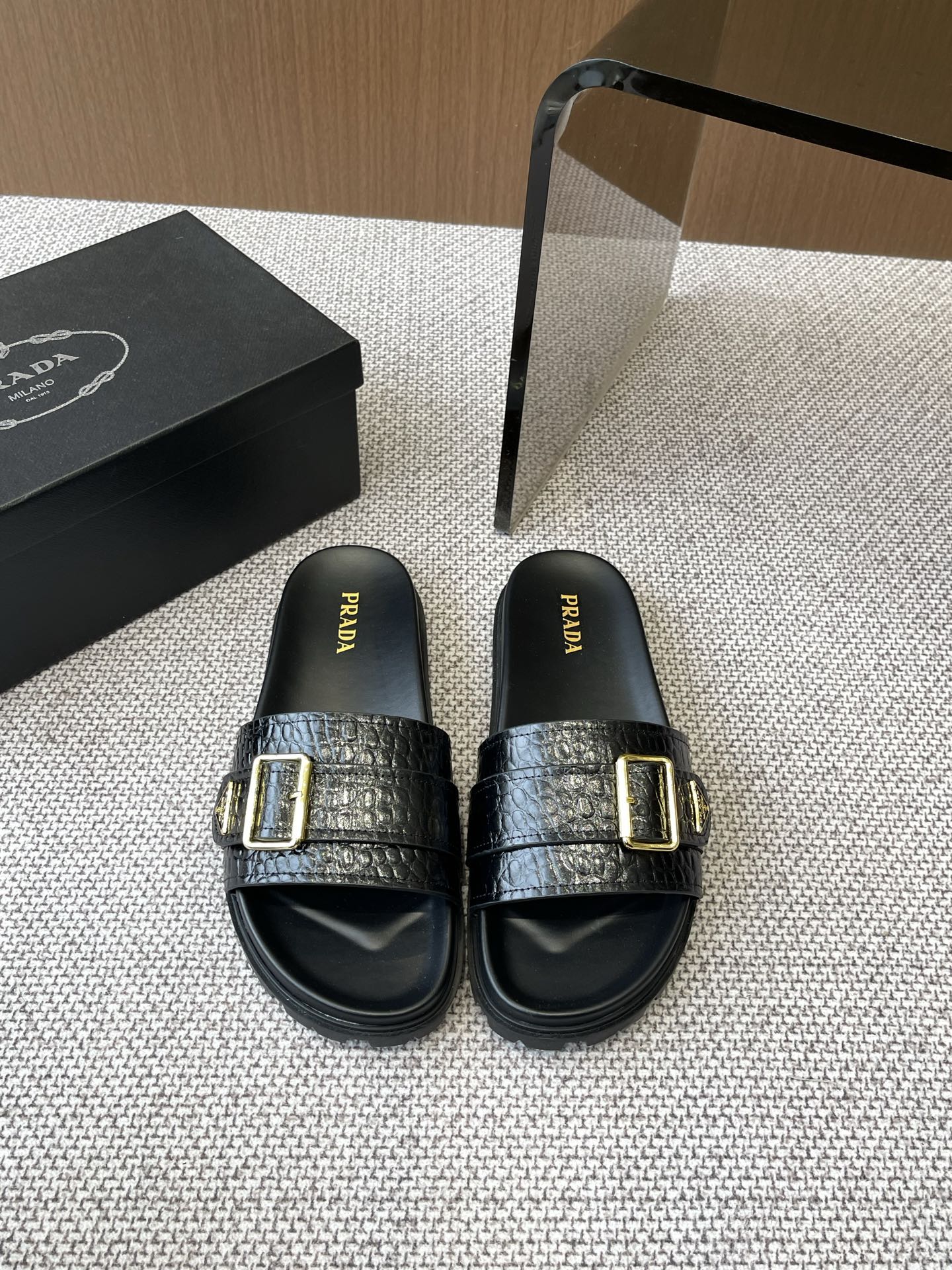 NO:278649,Prada 25ss Spring and Summer New Men's Sandals Purchase Level Full of Premium A popular model by domestic and foreign bloggers Retro and fashionable Official website main model Spring and summer essentials Purchase Zp development and creation All customized materials Original mold opening sole Size 39-45 for men, Prada, Prada19860909Prada 普拉达25ss春夏新品男款 凉拖 代购级别 高级感十足 国内外博主刷爆的一款 复古又时髦 官网主推款 春夏必备 整双鞋子采购Zp开发打造 全部定制材料 原版开模大底 码数男39-45,,prada,prada,Men's shoes