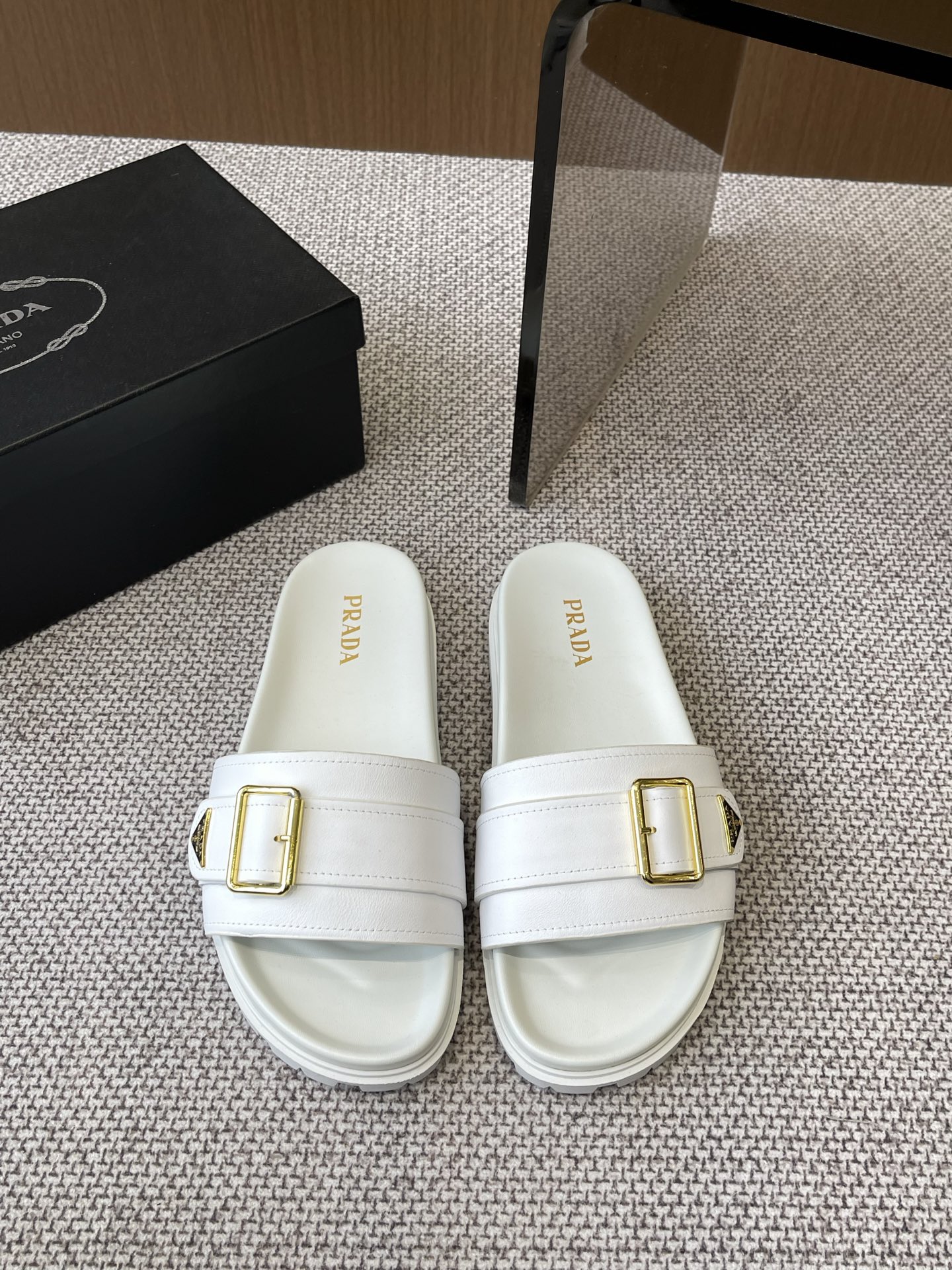 NO:278655,Prada 25ss Spring and Summer New Men's Sandals Purchase Level Full of Premium A popular model by domestic and foreign bloggers Retro and fashionable Official website main model Spring and summer essentials Purchase Zp development and creation All customized materials Original mold opening sole Size 39-45 for men, Prada, Prada19860909Prada 普拉达25ss春夏新品男款 凉拖 代购级别 高级感十足 国内外博主刷爆的一款 复古又时髦 官网主推款 春夏必备 整双鞋子采购Zp开发打造 全部定制材料 原版开模大底 码数男39-45,,prada,prada,Men's shoes