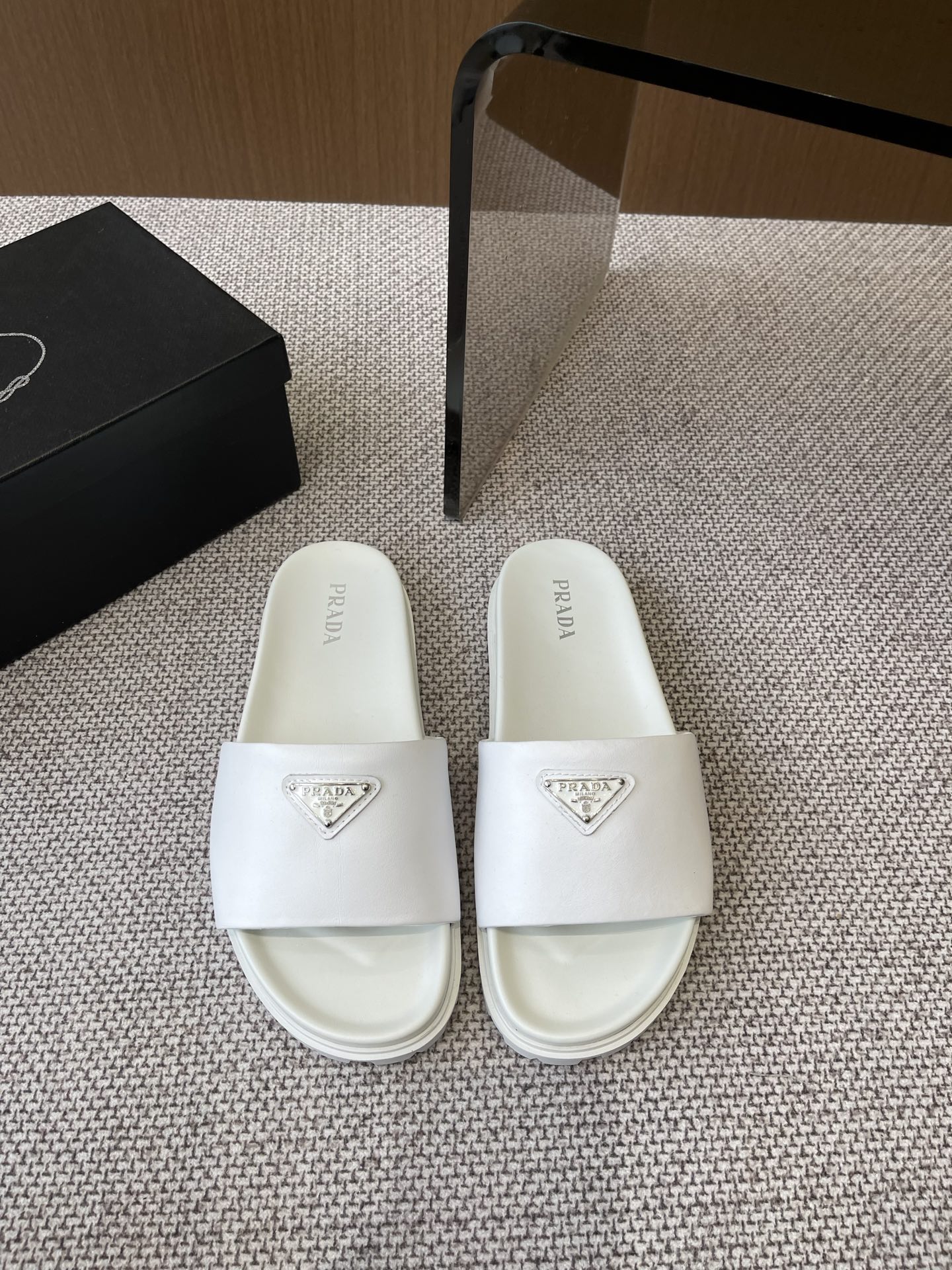 NO:264336,Prada 25ss Spring and Summer New Men's Sandals Purchase Level Full of Premium A popular model by domestic and foreign bloggers Retro and fashionable Official website main model Spring and summer essentials Purchase Zp development and creation All customized materials Original mold opening sole Size 39-45 for men, slippers, prada, prada, slippers19860909Prada 普拉达25ss春夏新品男款 凉拖 代购级别 高级感十足 国内外博主刷爆的一款 复古又时髦 官网主推款 春夏必备 整双鞋子采购Zp开发打造 全部定制材料 原版开模大底 码数男39-45,拖鞋,prada,prada,slippers,Women's Shoes