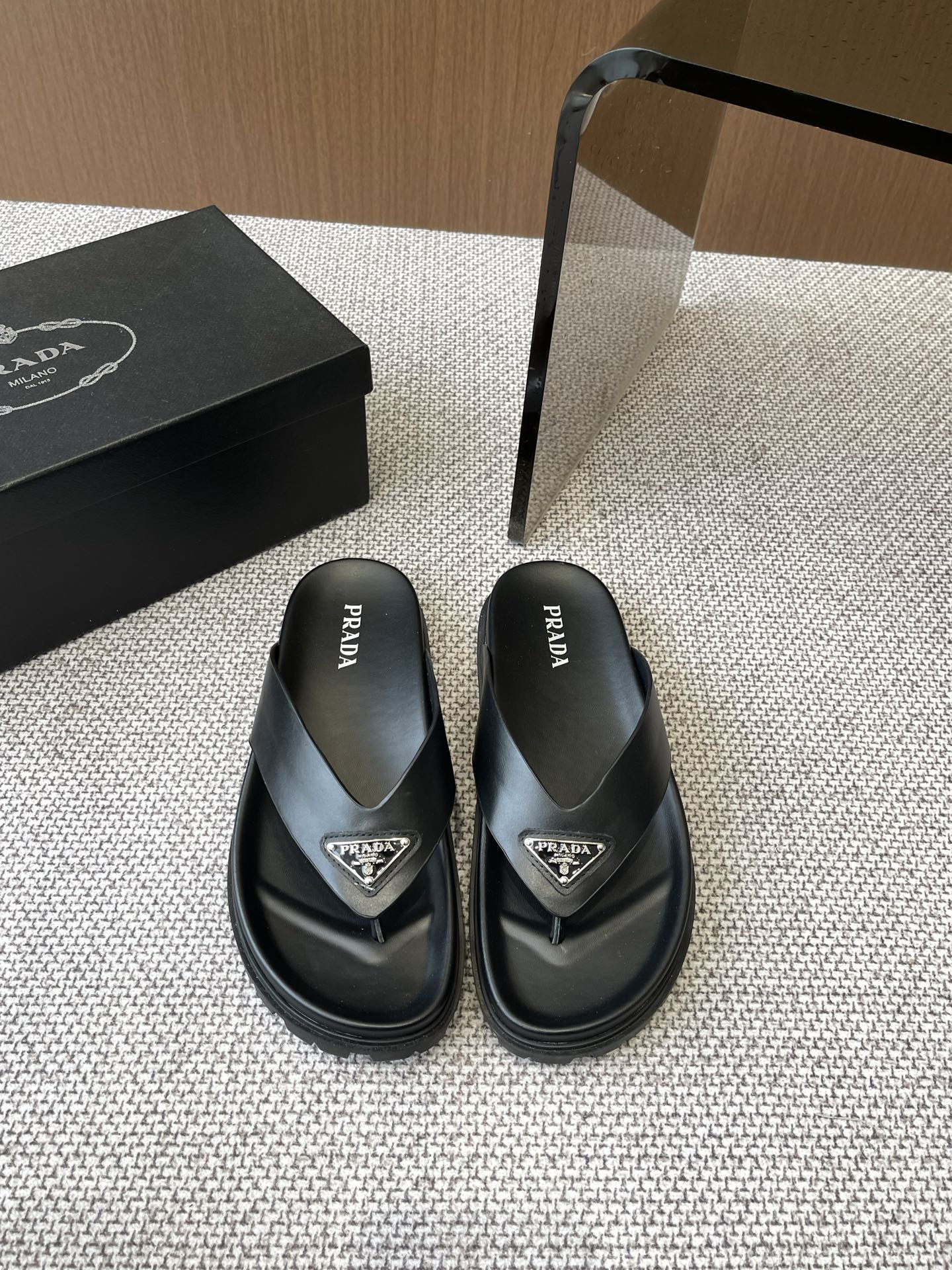 NO:278641,Prada 25ss Spring and Summer New Men's Sandals Purchase Level Full of Premium A popular model by domestic and foreign bloggers Retro and fashionable Official website main model Spring and summer essentials Purchase Zp development and creation All customized materials Original mold opening sole Size 39-45 for men, Prada, Prada19860909Prada 普拉达25ss春夏新品男款 凉拖 代购级别 高级感十足 国内外博主刷爆的一款 复古又时髦 官网主推款 春夏必备 整双鞋子采购Zp开发打造 全部定制材料 原版开模大底 码数男39-45,,prada,prada,Men's shoes