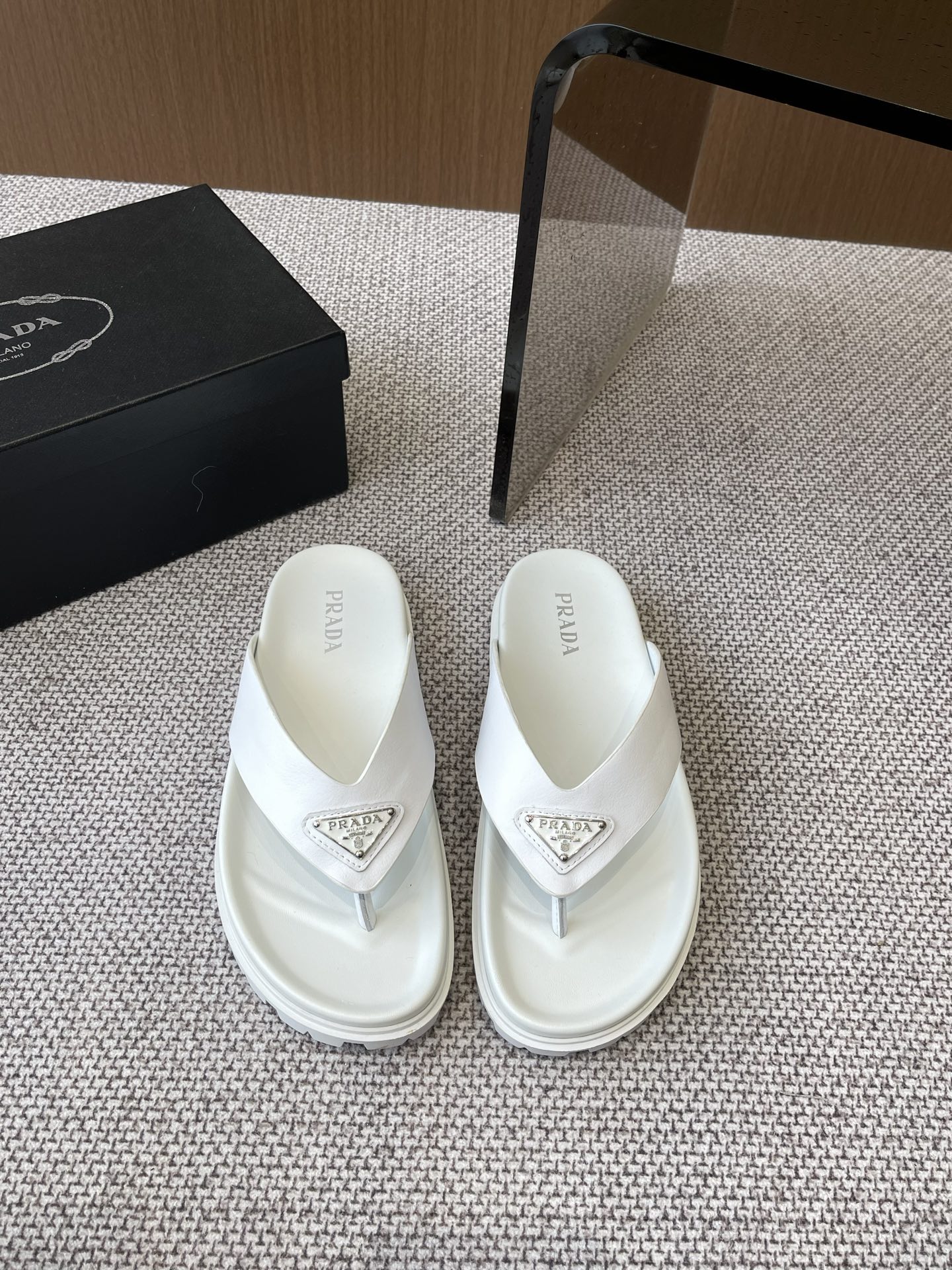 NO:264330,Prada 25ss Spring and Summer New Men's Sandals Purchase Level Full of Premium A popular model by domestic and foreign bloggers Retro and fashionable Official website main model Spring and summer essentials Complete pair of shoes Purchasing Zp development and creation All customized materials Original mold open sole Size 39-45 for men, split-toe shoes, prada, prada19860909Prada 普拉达25ss春夏新品男款 凉拖 代购级别 高级感十足 国内外博主刷爆的一款 复古又时髦 官网主推款 春夏必备 整双鞋子采购Zp开发打造 全部定制材料 原版开模大底 码数男39-45,分趾鞋,prada,prada,Women's Shoes