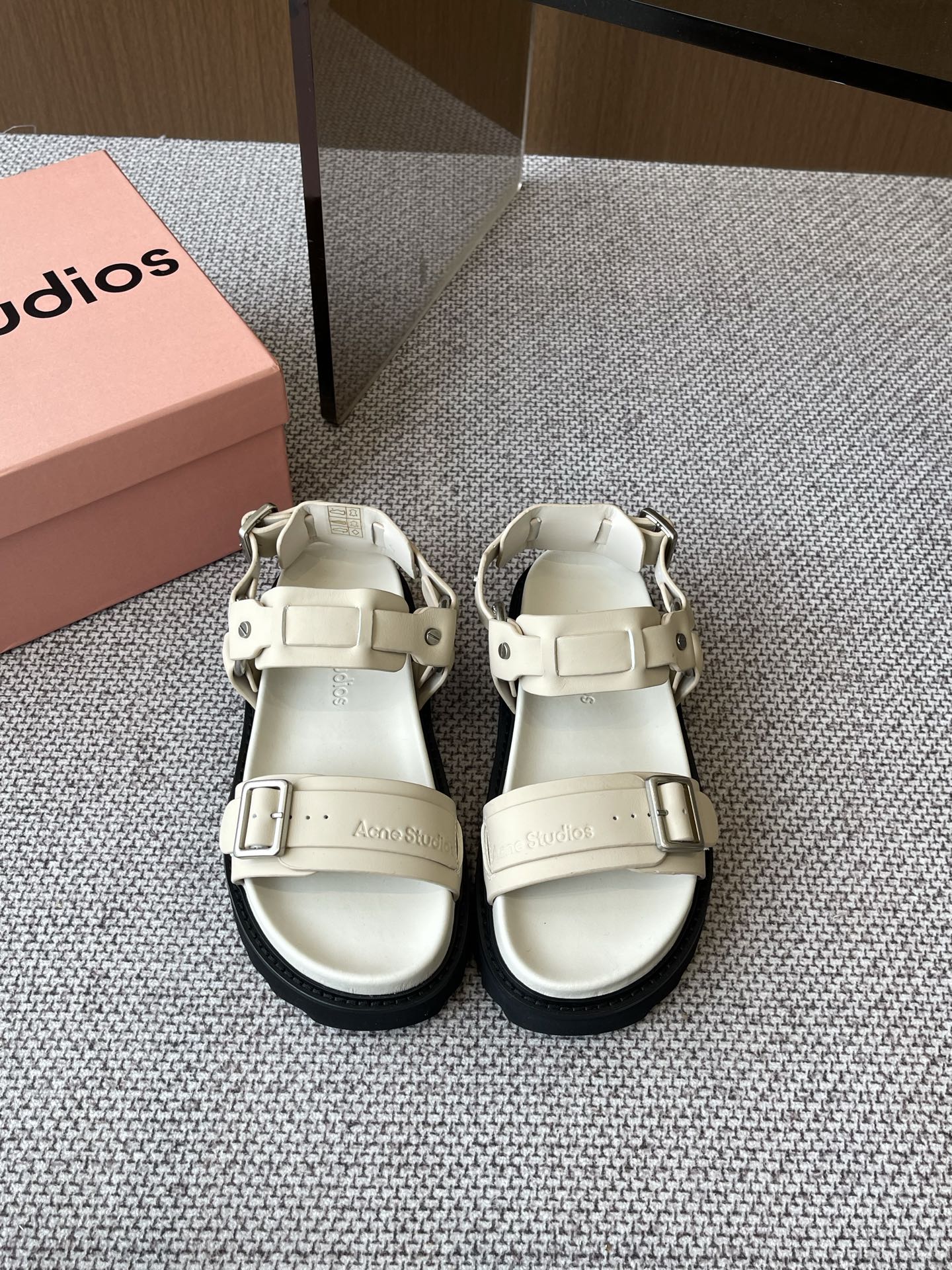NO:264327,Acne Studios Spring and summer new products, thick-soled sandals, a lot of internet celebrity fashion bloggers plant grass, must-have sandals in summer, simple design, upper logo imprint, all highlight the brand tuning, foamed sole is super light, very comfortable to put on, original fabric cowhide, inner mixed-bred sheepskin original molded foamed sole size 35-40 (customized for 40), sandals, acne studios, dior, sandals, cowhide, sheepskin19860909Acne Studios 春夏新品 厚底凉鞋 超多网红时装博主种草 夏天必备凉鞋 简约的设计 鞋面logo压印 无不彰显品牌调调 发泡大底超级轻 上脚非常舒适 面料原版牛皮 内里混种羊皮原版开模发泡大底码数35-40（40定做）,凉鞋,acne studios,dior,sandals,cowhide,sheepskin,Women's Shoes
