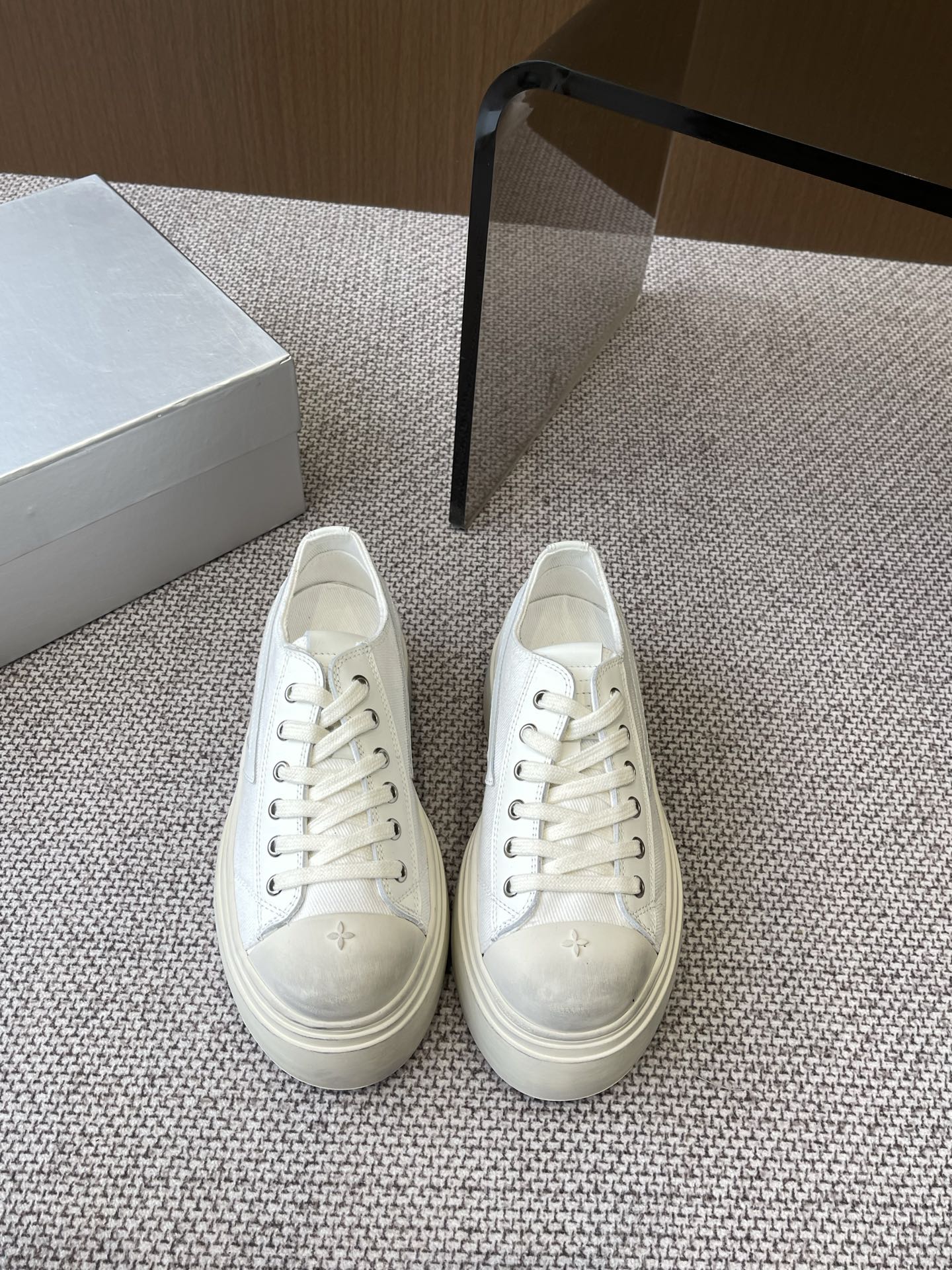 NO:264326,SMFK 25ss Spring and Summer New Cross Flowers Thick-soled Casual Shoes The new work inherits the popular elements of many brands and is bound to be popular. Canvas Casual Shoes Super cool, dark and versatile style. Made of high-density breathable canvas. It is equipped with a comfortable and comfortable thick sole with moderate height. Details also ensure that it is safe and easy to displace. Original imported cowhide/customized canvas inner foot pads imported sheepskin original open molded cross-shaped rubber sole. The bottom thickness is 5CM: 35-40 (40 custom made), sponge shoes, cowhide, sheepskin19860909SMFK 25ss春夏新款 十字花 厚底休闲鞋 新作继承了诸多品牌制胜的流行元素 势必大热 帆布休闲鞋 超级酷 黑暗百搭风 采用高密度透气帆布而成 配有高度适中的舒适厚底 细节还确保穿着稳妥不易移位 面料原版进口牛皮/定制帆布内里垫脚进口羊皮原版开模十字花成型橡胶大底 底厚5CM 码数:35-40（40定做）,松糕鞋,cowhide,sheepskin,Women's Shoes