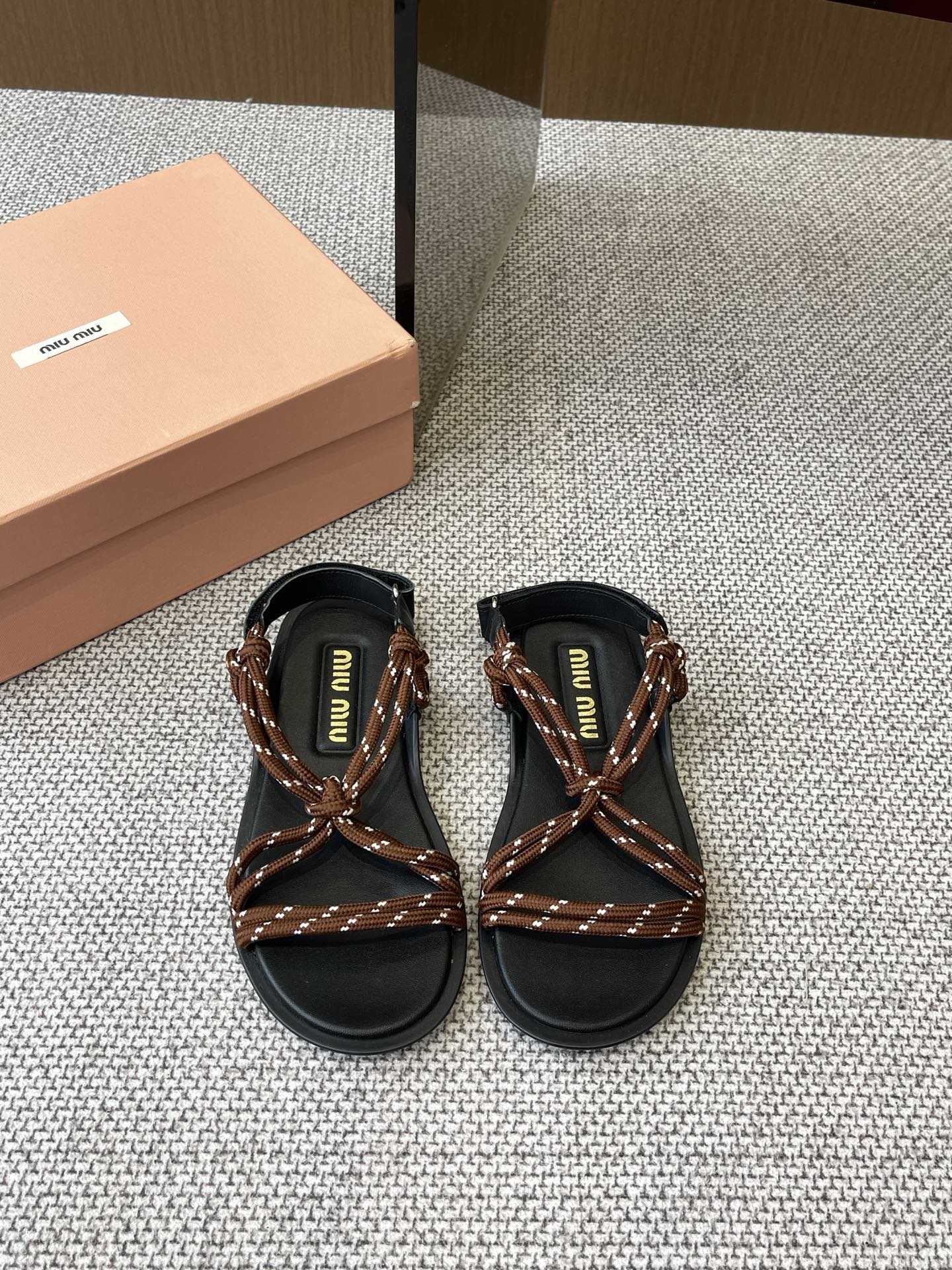 NO:264324,MiuMiu 25ss Spring and Summer Roman sandals are gorgeously new, summer versatile styles look white, no matter how you wear them, this summer fashionista favorite, specific original one-to-one colored rope cowhide material cowhide inner size 35-40 (40 41 custom made without return), sandals, miumiu, sandals, cowhide19860909MiuMiu 缪缪 25ss春夏 罗马凉鞋华丽上新 夏季百搭款上脚显白 怎么穿都好看今夏时髦精最爱 特定原版一比一彩绳牛皮材质 牛皮内里 码数35-40（40 41订做不退换）,凉鞋,miumiu,sandals,cowhide,Women's Shoes