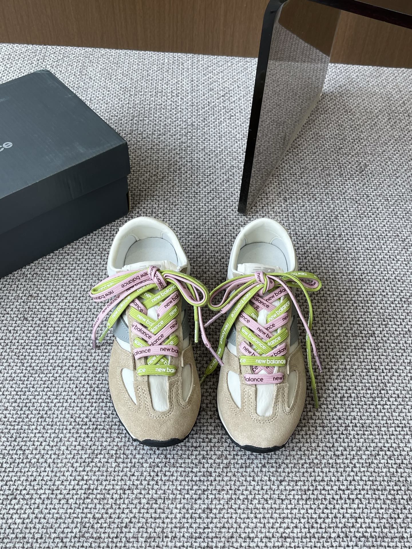 NO:264320,NB 471 retro jogging shoes, same style as Zhang Yuanying, retro pioneer casual sports jogging shoes, Italian street style from the 1970s!  NB New Balance 471 series is a new look created with a purer retro style design. The side is also deconstructed with the n-character logo in an old embossed style. Multi-lace matching outfit, girlish and fashionable. Original open-model combination outsole size women 35-40 men 39-45, casual shoes/sports shoes, new balance, sneakers19860909NB 471复古慢跑鞋张元英同款 复古先锋休闲运动慢跑鞋 上世纪70年代的意大利街头风格！NB新百伦 全新 newbalance 471 系列 以更纯粹的复古风格设计打造的全新造型. 侧身还以解构设计 将n字标志以做旧压花样式呈现 多鞋带搭配穿搭 少女感 时尚感十足 原版开模组合大底 码数女35-40 男39-45,休闲鞋/运动鞋,new balance,sneakers,Women's Shoes