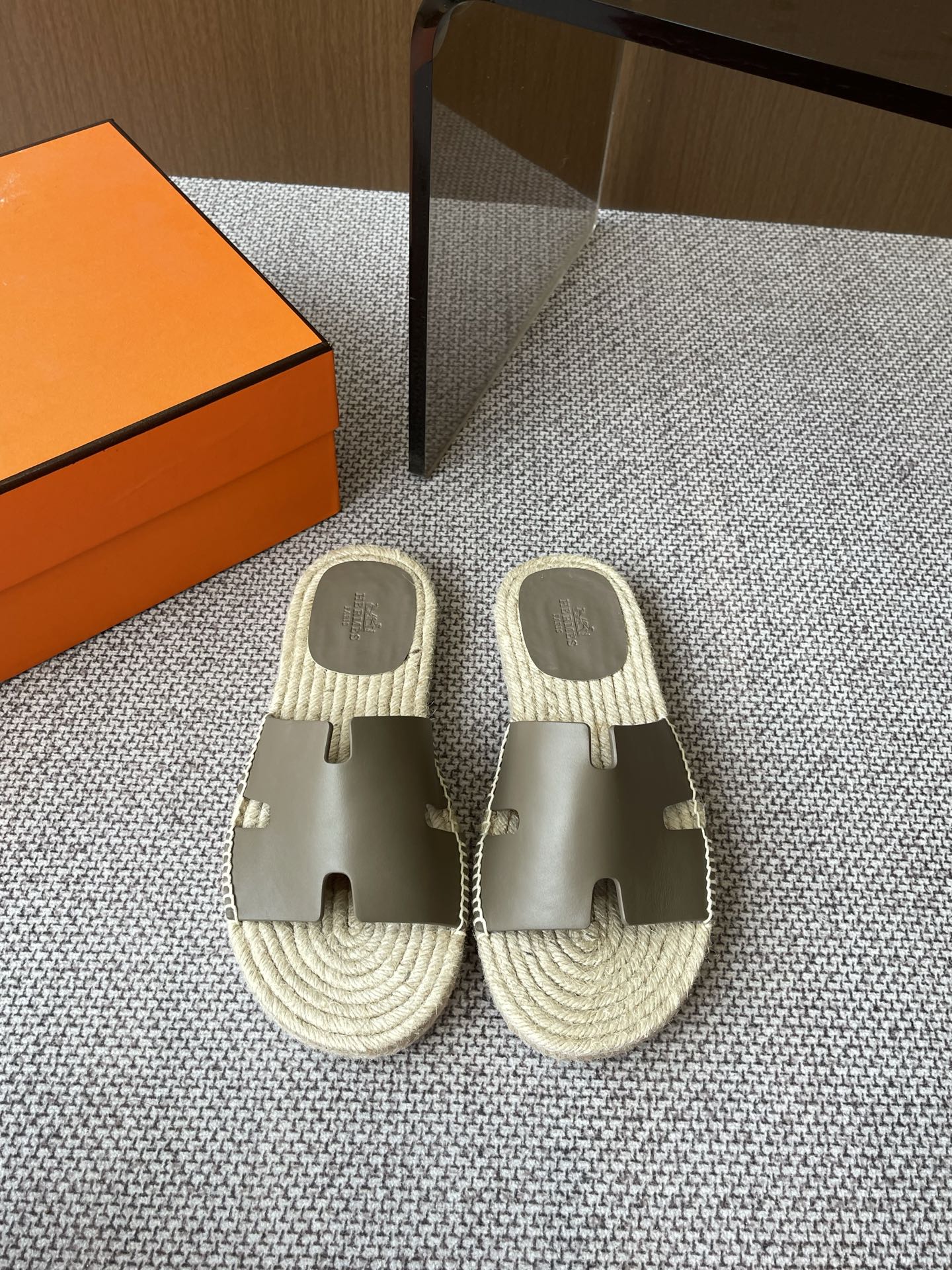 Hermès 360 25ss新款男款凉拖喜欢二舅姥爷拖鞋的一定不能错过这款草编拖鞋 好穿百搭又