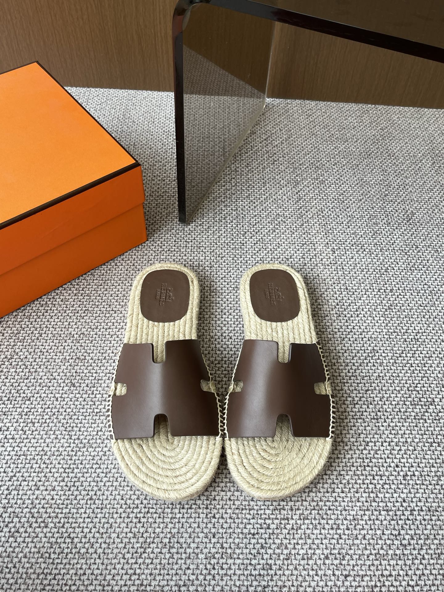 Hermès 360 25ss新款男款凉拖喜欢二舅姥爷拖鞋的一定不能错过这款草编拖鞋 好穿百搭又
