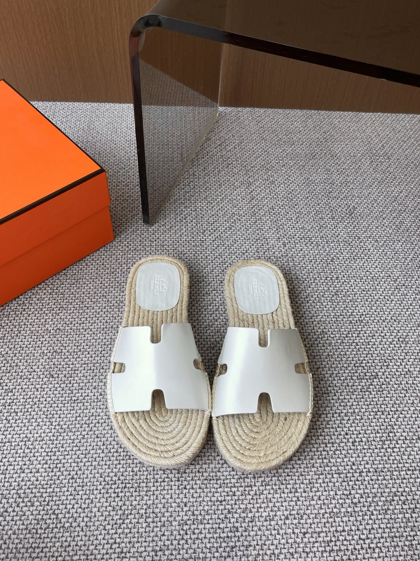 Hermès 360 25ss新款男款凉拖喜欢二舅姥爷拖鞋的一定不能错过这款草编拖鞋 好穿百搭又