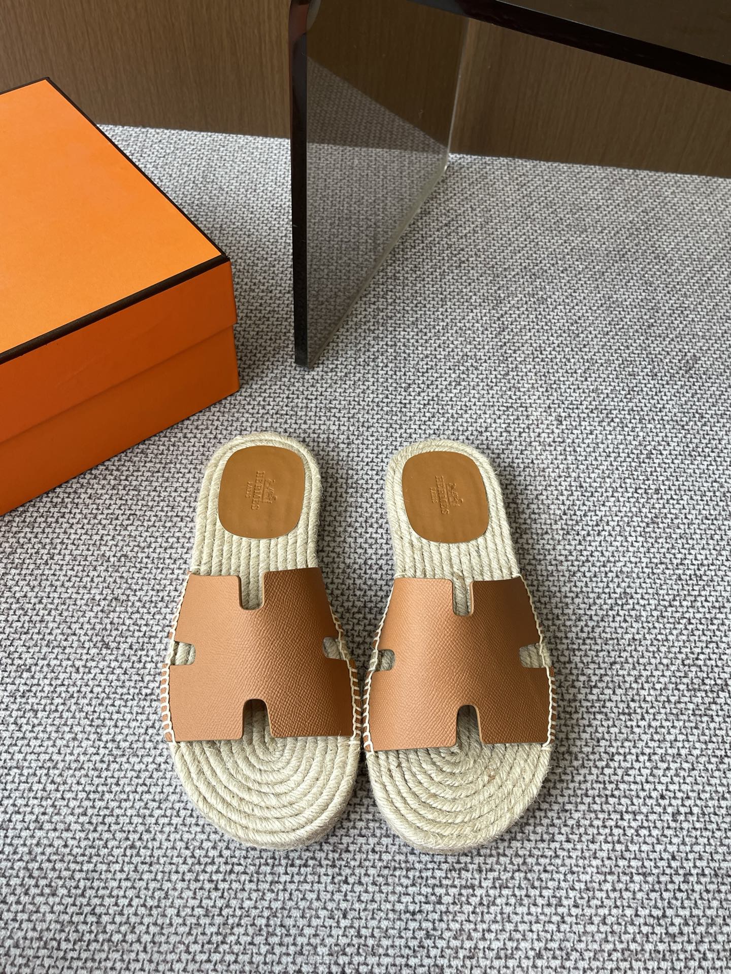 Hermès 360 25ss新款男款凉拖喜欢二舅姥爷拖鞋的一定不能错过这款草编拖鞋 好穿百搭又