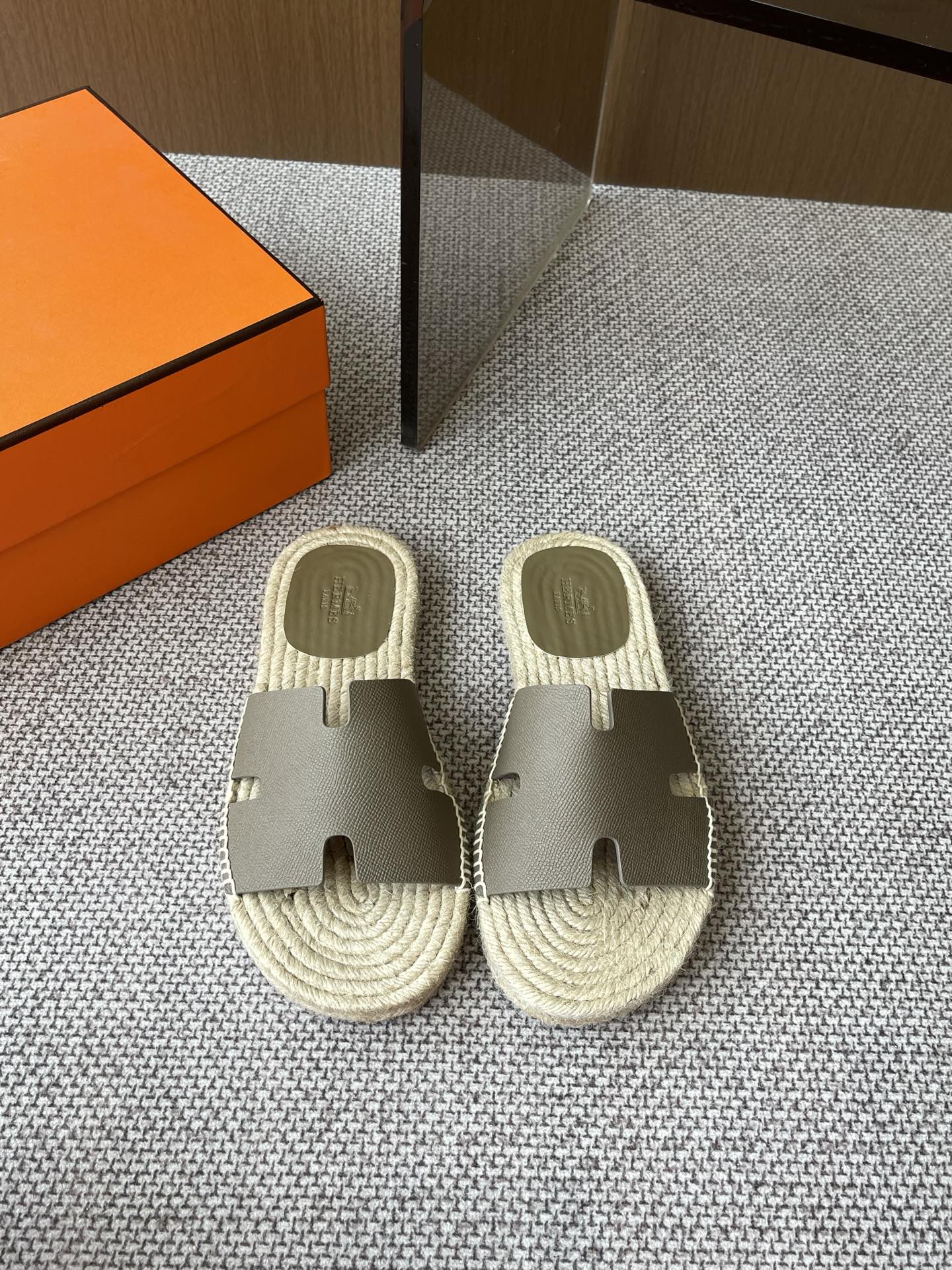 Hermès 360 25ss新款男款凉拖喜欢二舅姥爷拖鞋的一定不能错过这款草编拖鞋 好穿百搭又